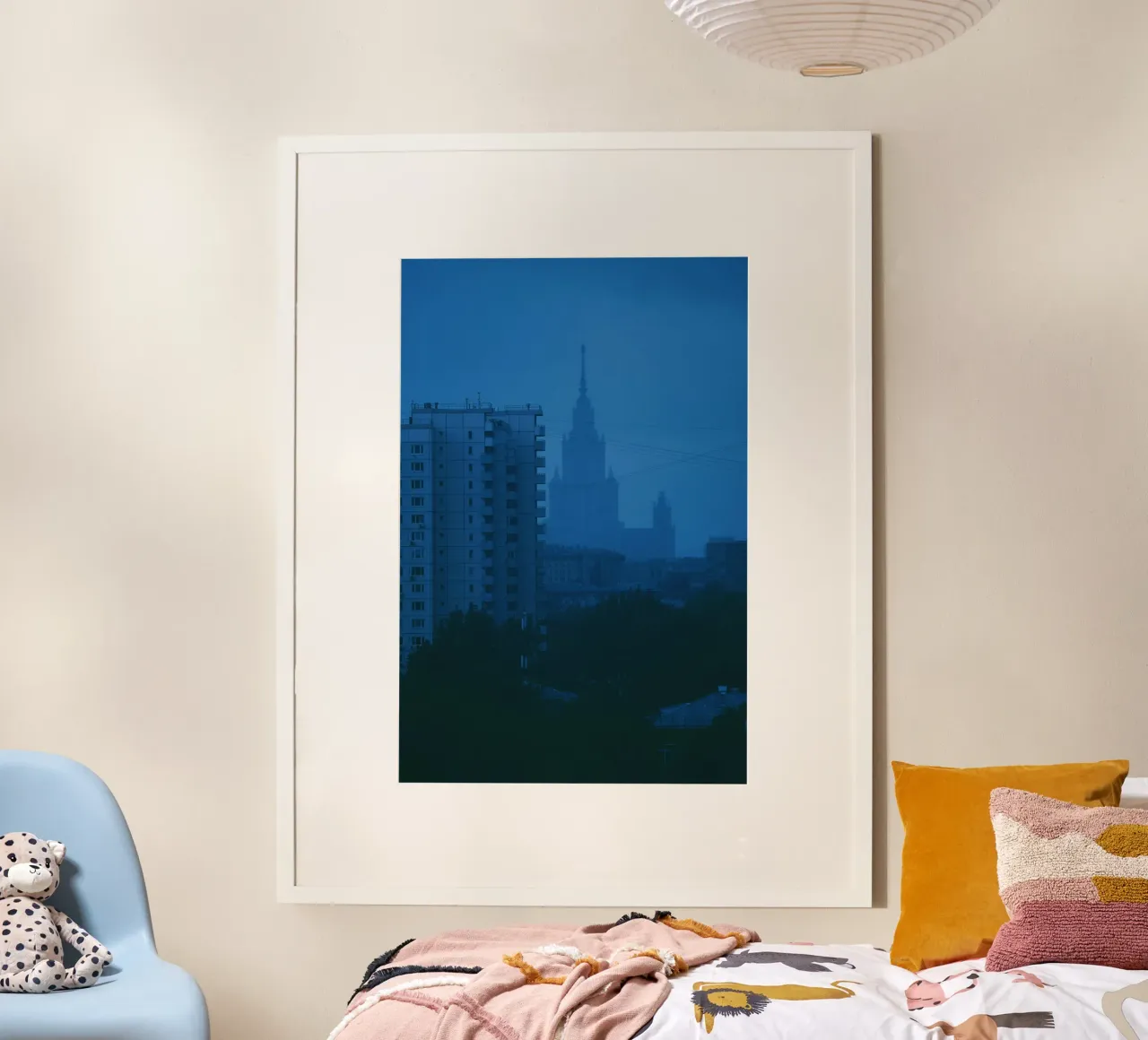 Gebäudeanstieg Poster mit Kunststoffrahmen von Bleu