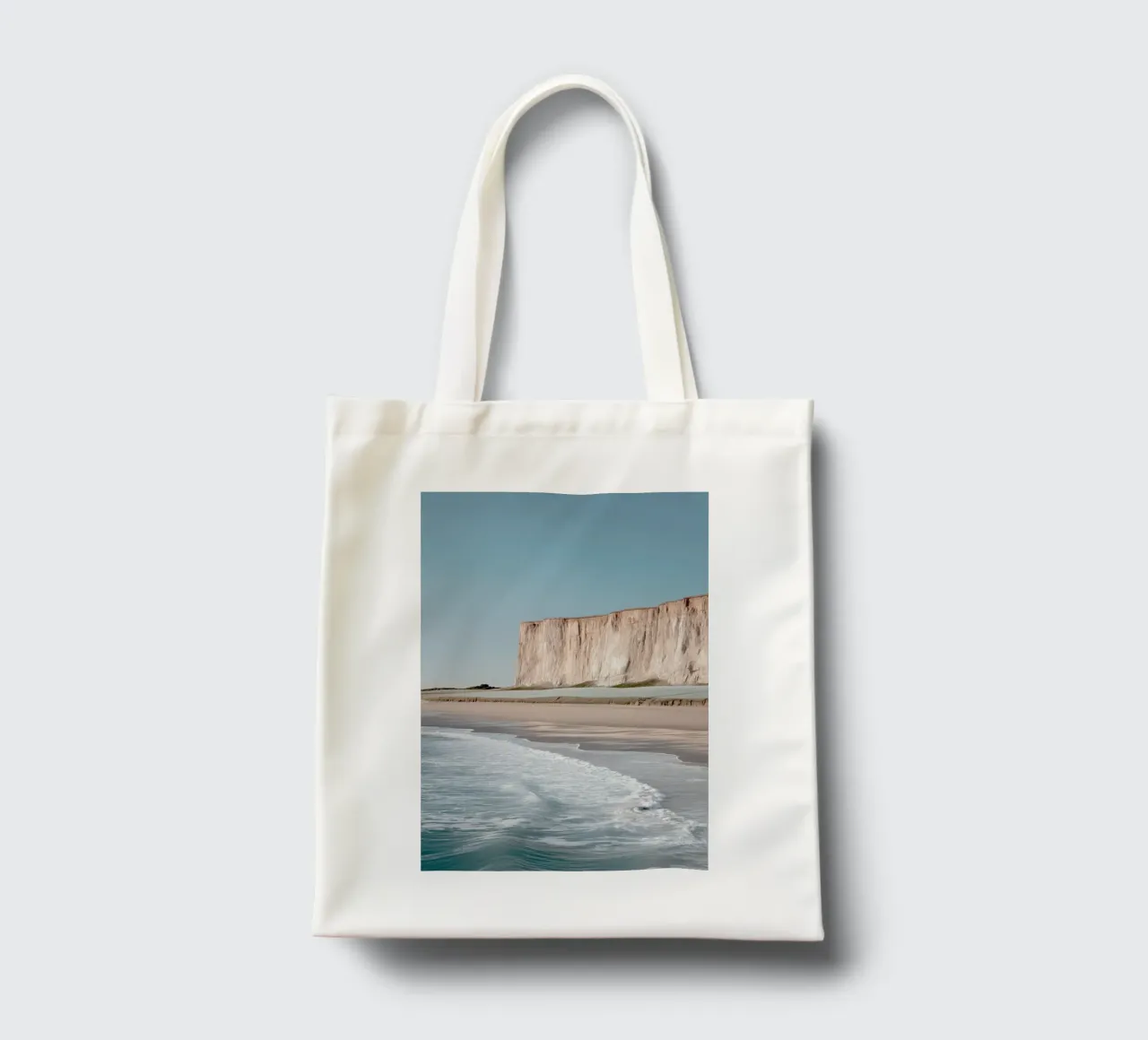 Paesaggio delle scogliere e della spiaggia borsa in juta da Indigo Tides Art