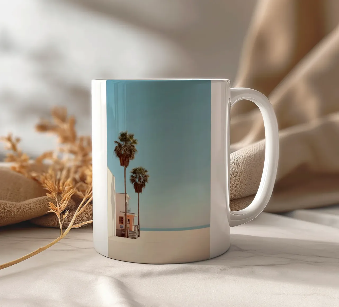 Scena di spiaggia minimalista con palme tazza in ceramica da Indigo Tides Art
