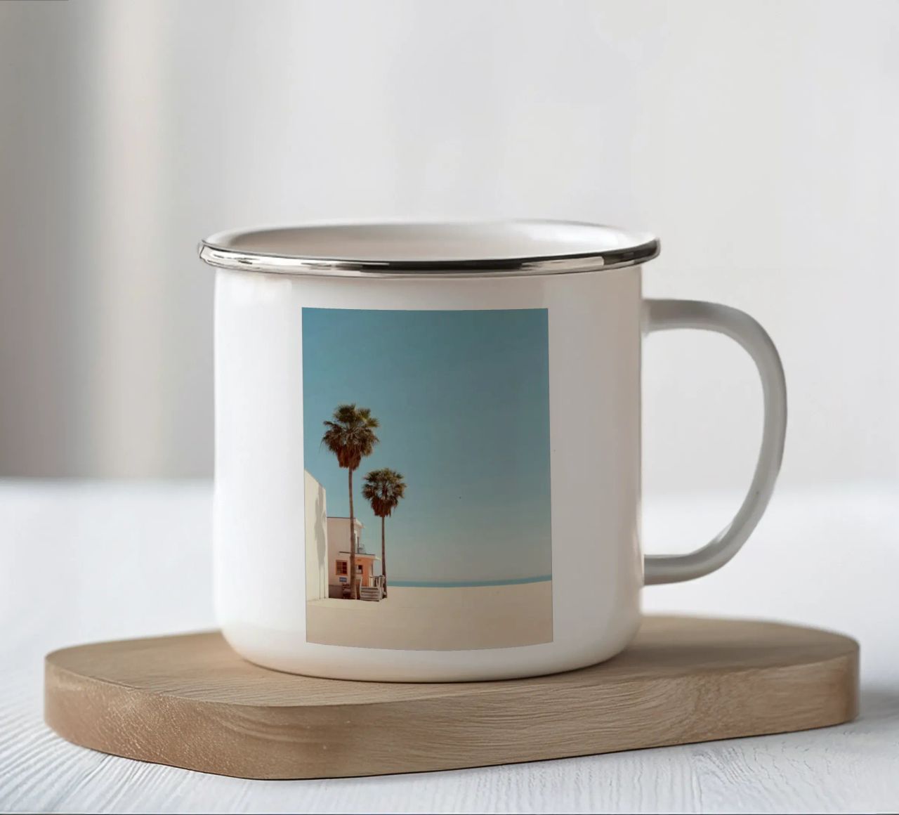 Scena di spiaggia minimalista con palme tazza in smalto da Indigo Tides Art