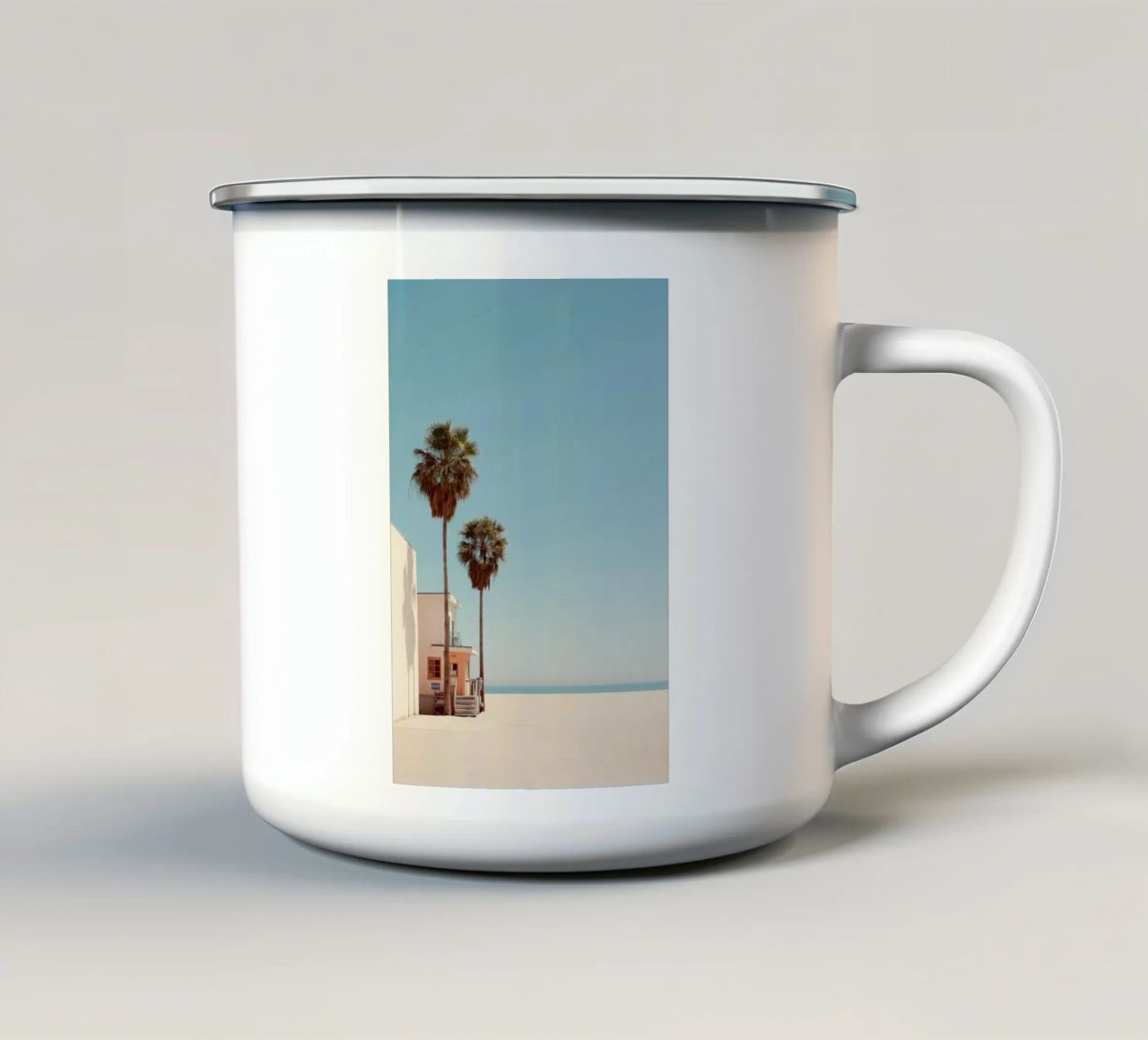 Scena di spiaggia minimalista con palme tazza in smalto da Indigo Tides Art