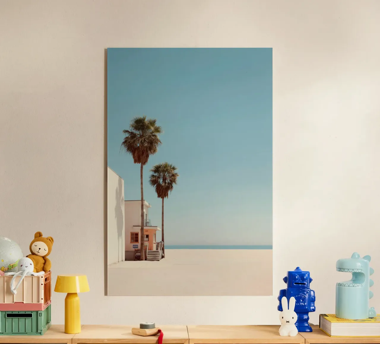 Scena di spiaggia minimalista con palme plexiglass da Indigo Tides Art