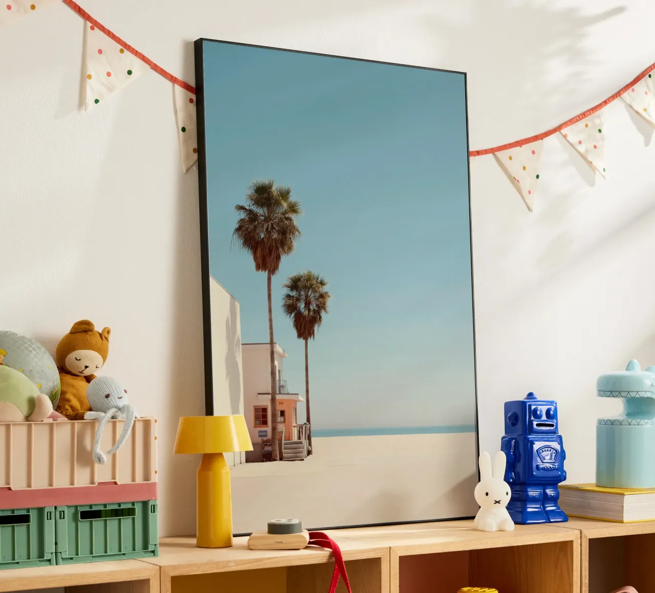 Scena di spiaggia minimalista con palme alluminio dibond da Indigo Tides Art