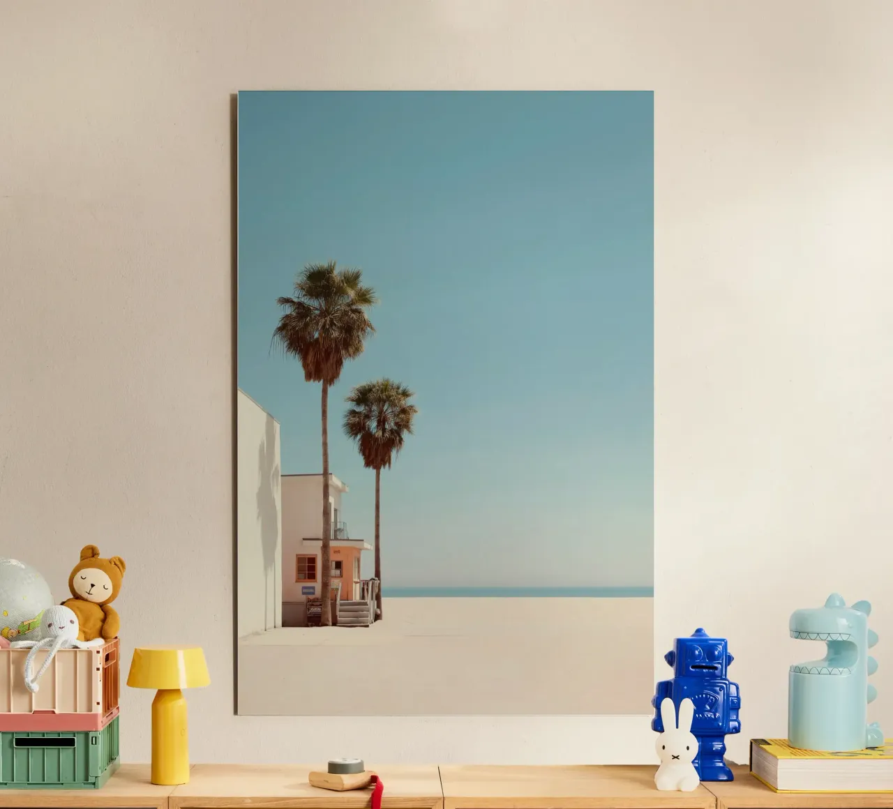 Scena di spiaggia minimalista con palme alluminio dibond da Indigo Tides Art