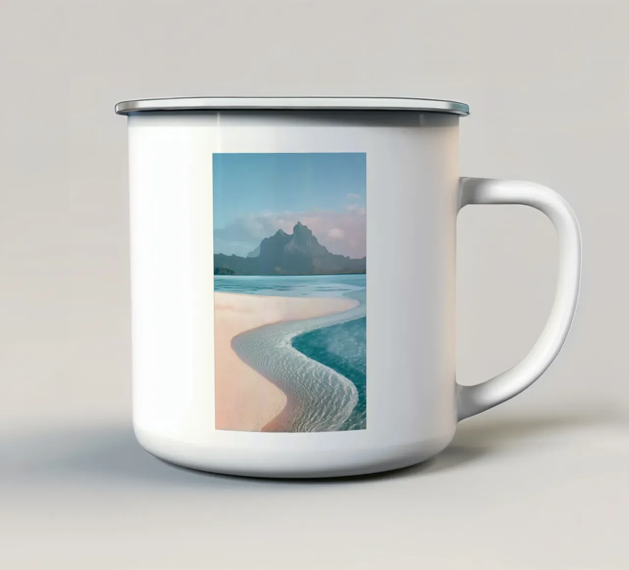 Spiaggia di sabbia con sfondo di montagna tazza in smalto da Indigo Tides Art