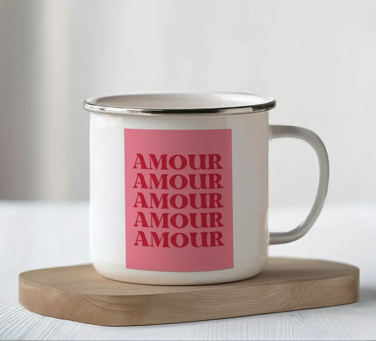 Tipografia d'amore ripetuta "Amour" in rosso e rosa tazza in smalto da pdigitalprints