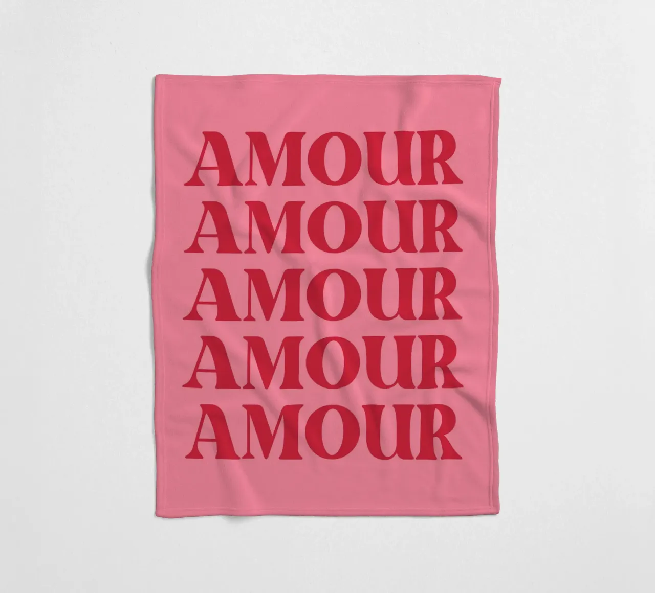 Tipografia d'amore ripetuta "Amour" in rosso e rosa coperta in pile da pdigitalprints