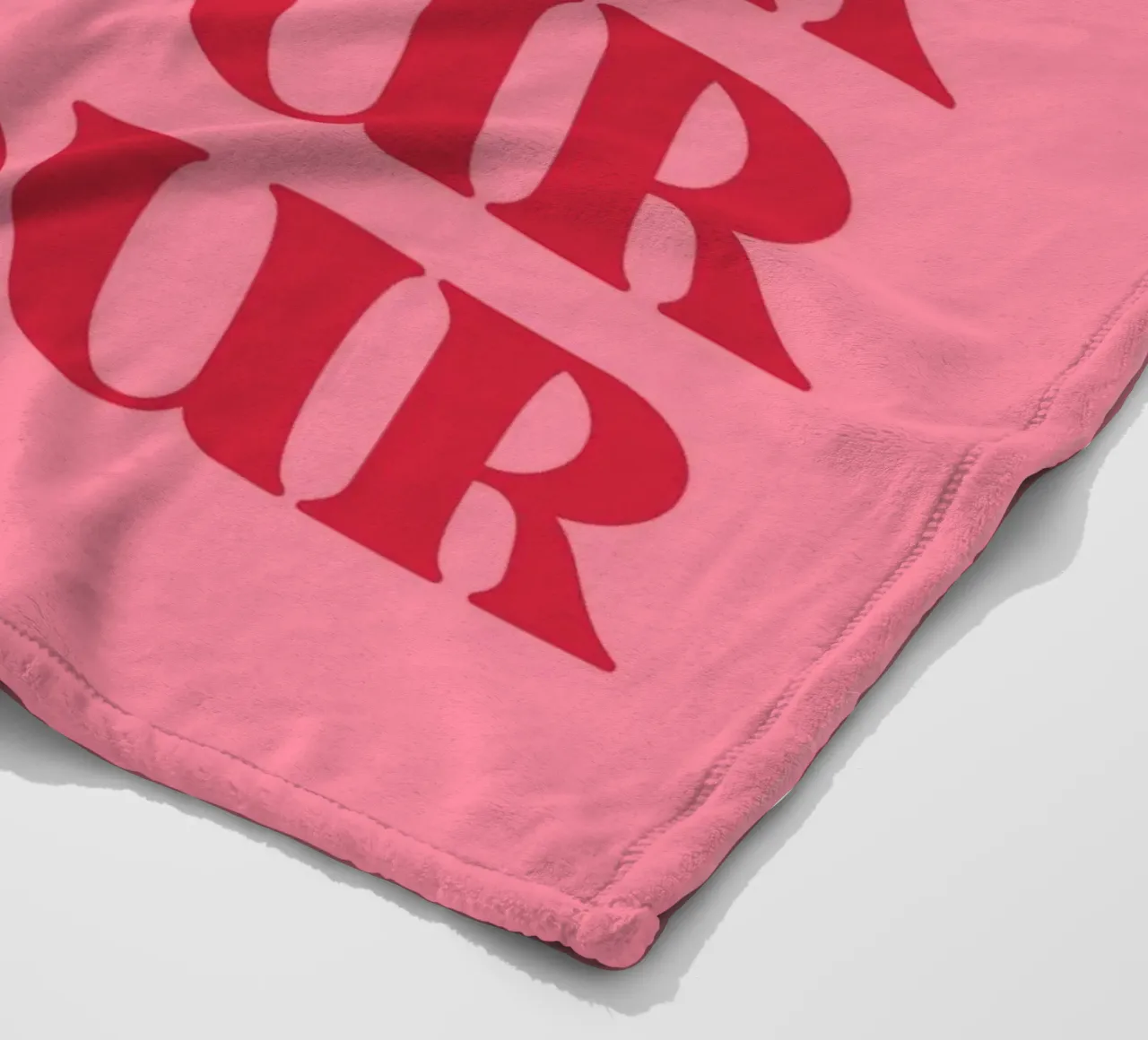 Tipografia d'amore ripetuta "Amour" in rosso e rosa coperta in pile da pdigitalprints