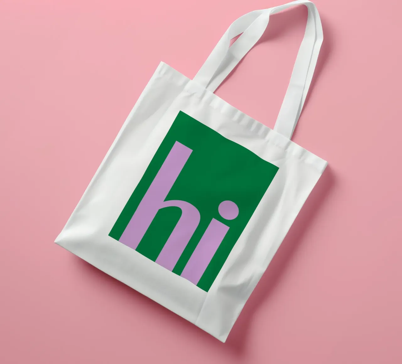 Tipografia minimale in grassetto "ciao" in lilla su verde borsa in juta da pdigitalprints