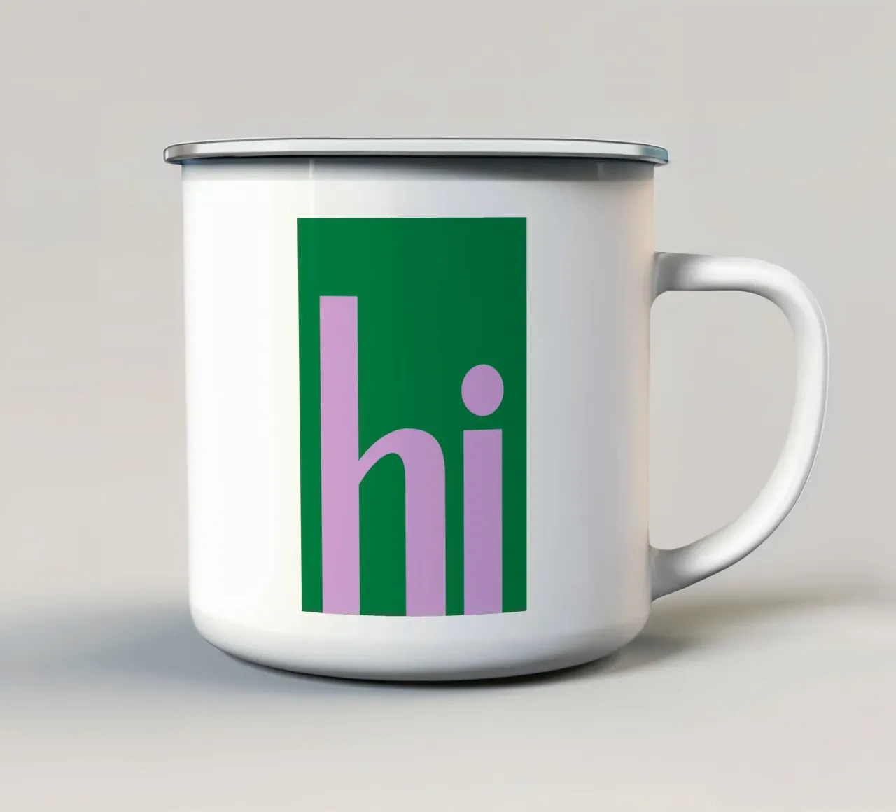 Tipografia minimale in grassetto "ciao" in lilla su verde tazza in smalto da pdigitalprints