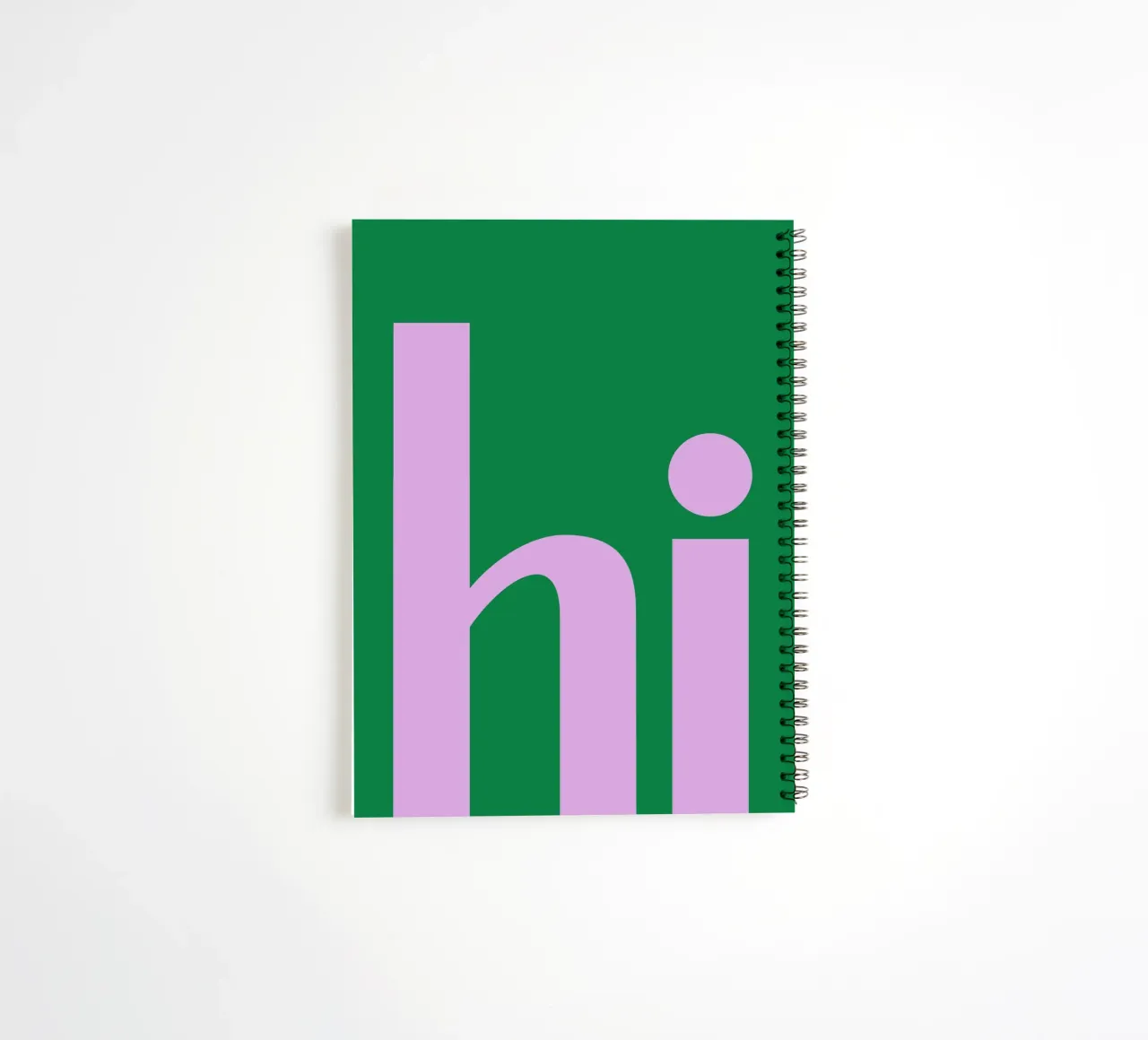 Tipografia minimale in grassetto "ciao" in lilla su verde diario ad anelli da pdigitalprints