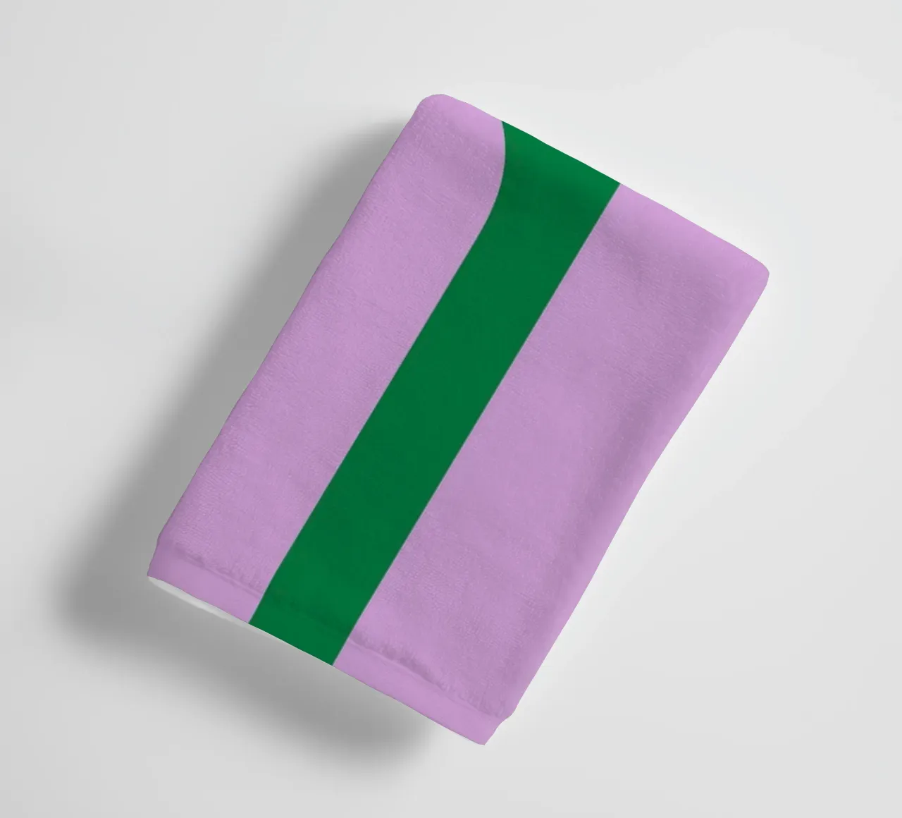 Tipografia minimale in grassetto "ciao" in lilla su verde asciugamano da bagno da pdigitalprints