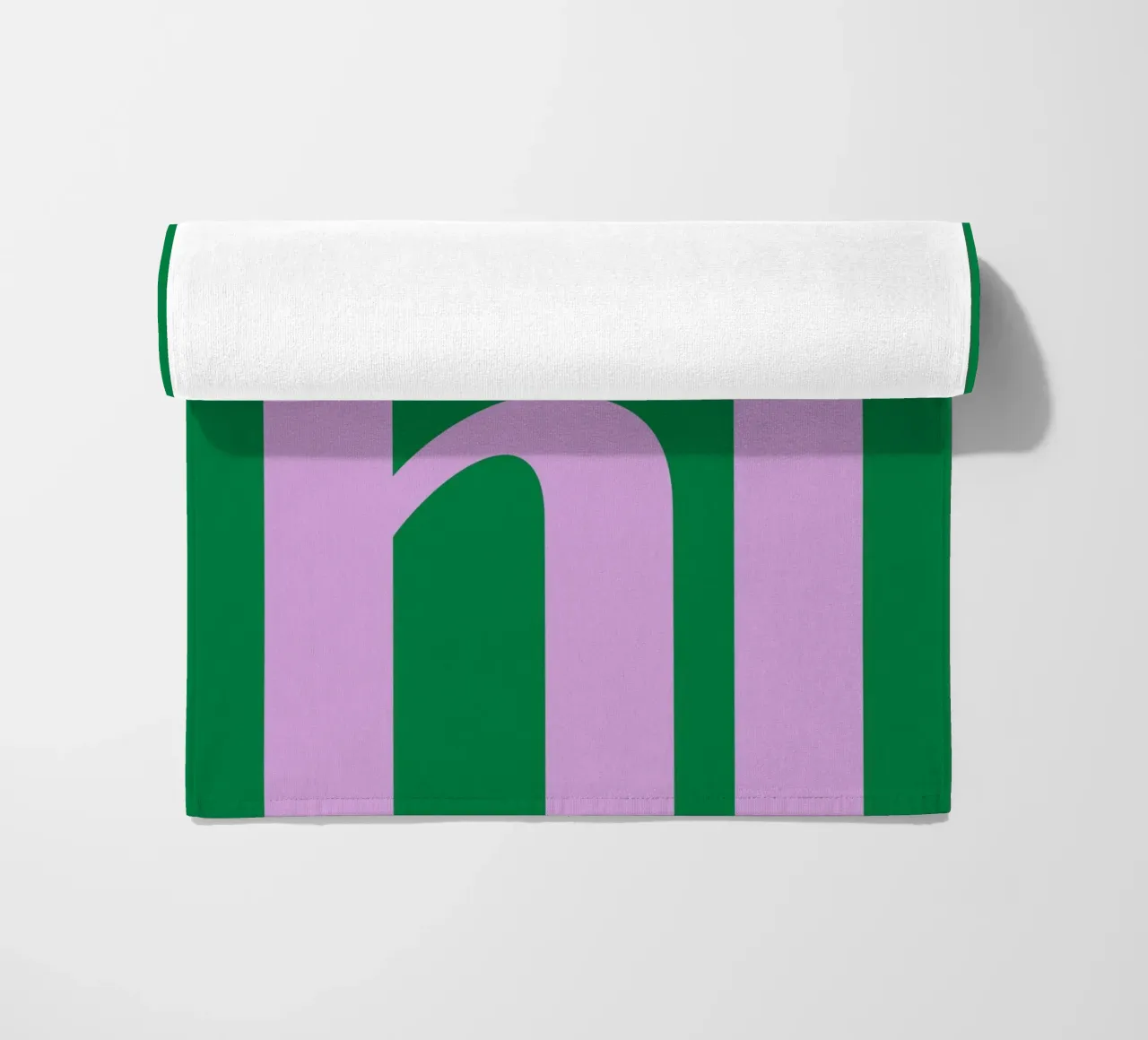Tipografia minimale in grassetto "ciao" in lilla su verde telo mare da pdigitalprints