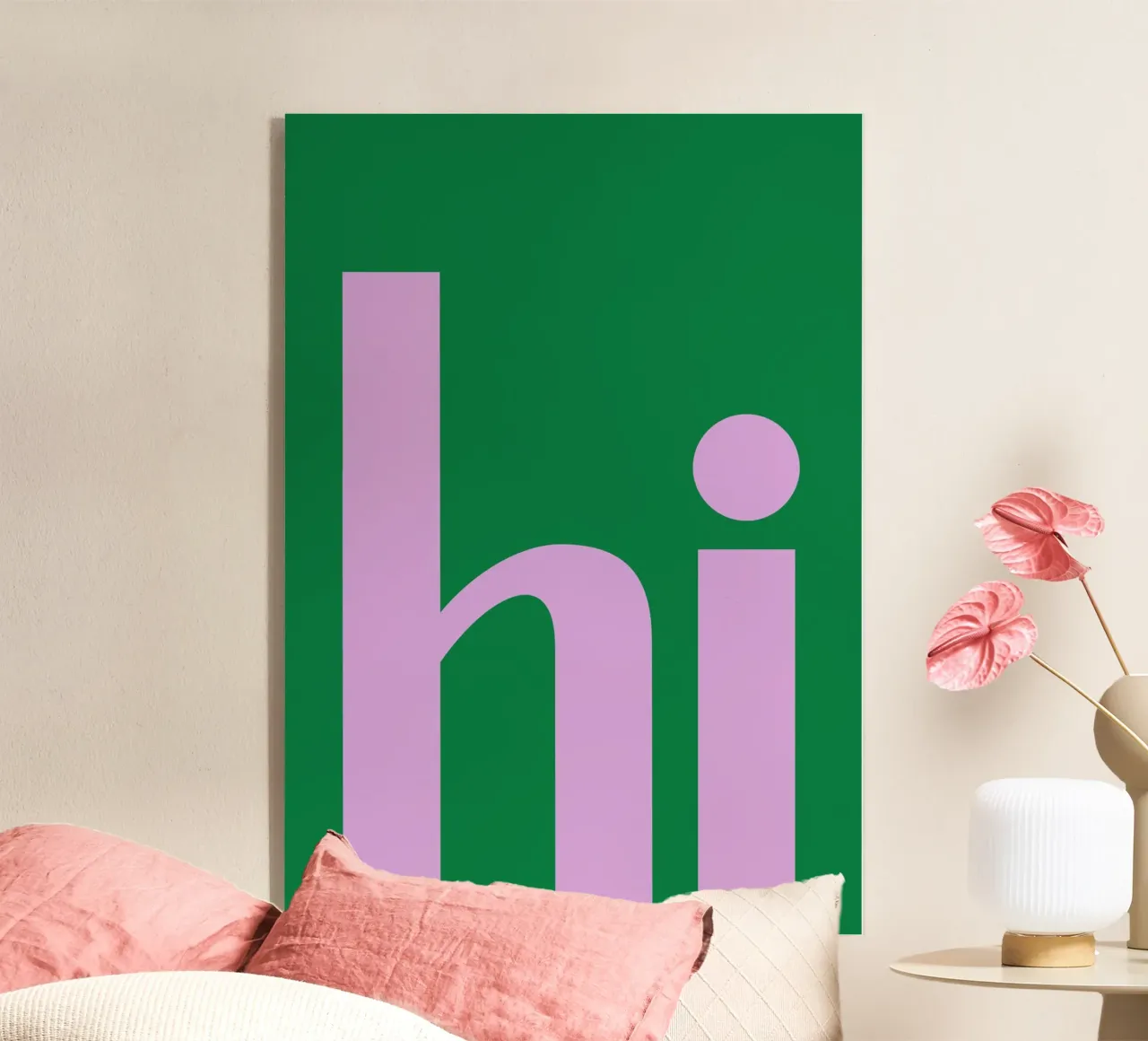 Tipografia minimale in grassetto "ciao" in lilla su verde plexiglass da pdigitalprints