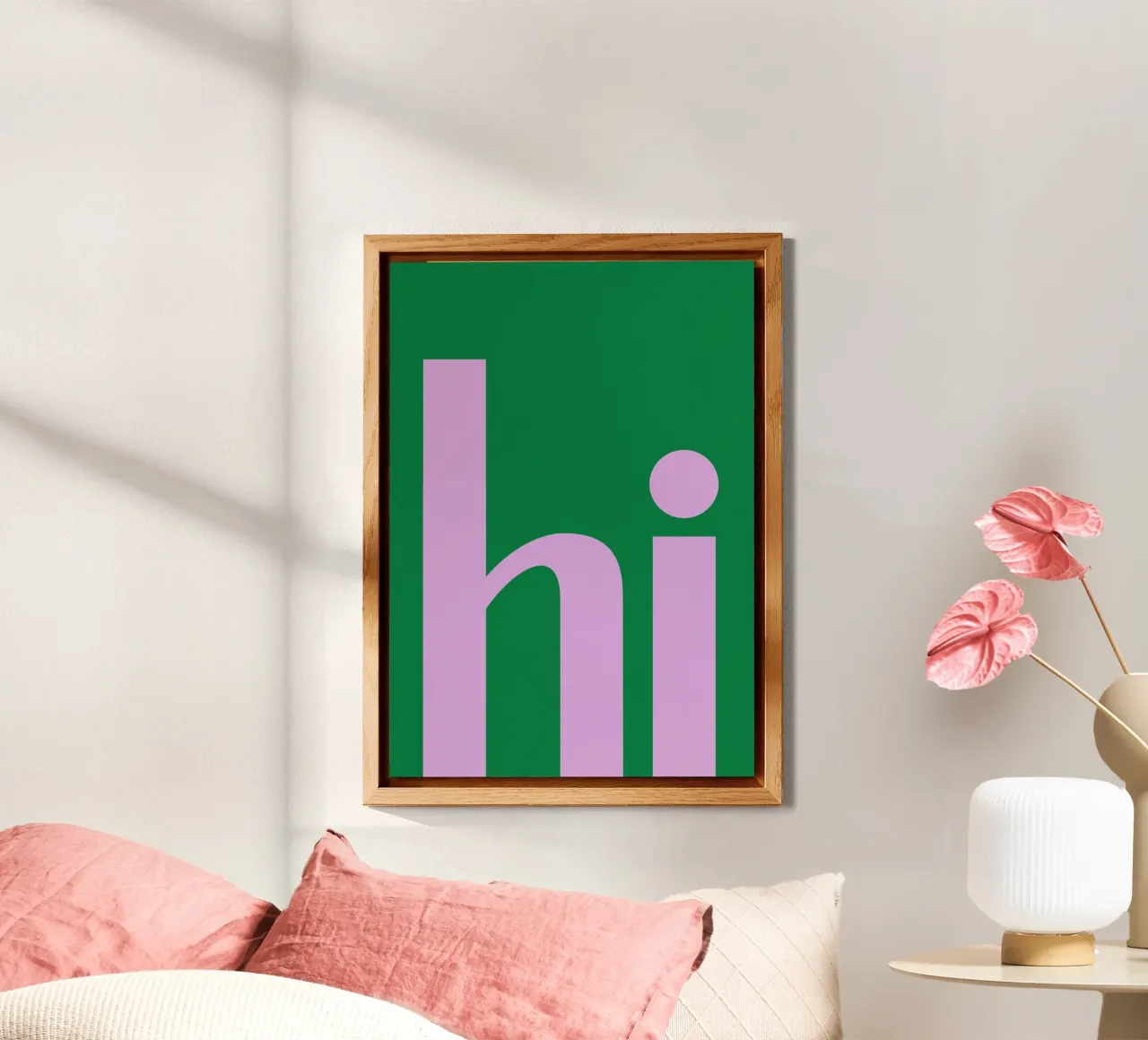 Tipografia minimale in grassetto "ciao" in lilla su verde alluminio dibond da pdigitalprints
