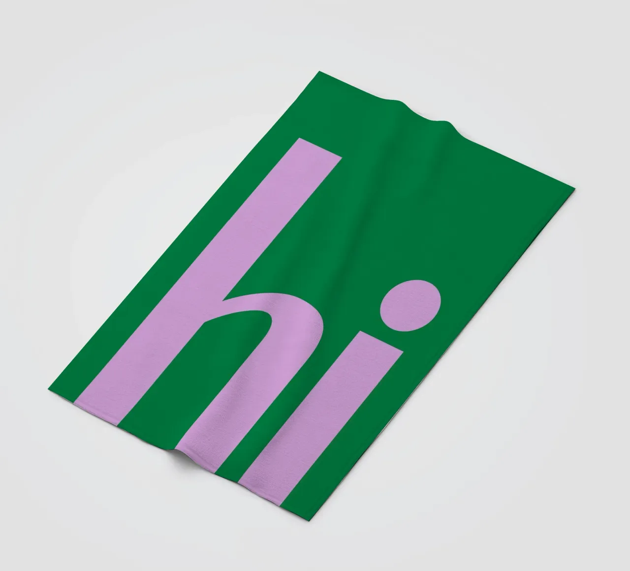 Tipografia minimale in grassetto "ciao" in lilla su verde coperta in pile da pdigitalprints