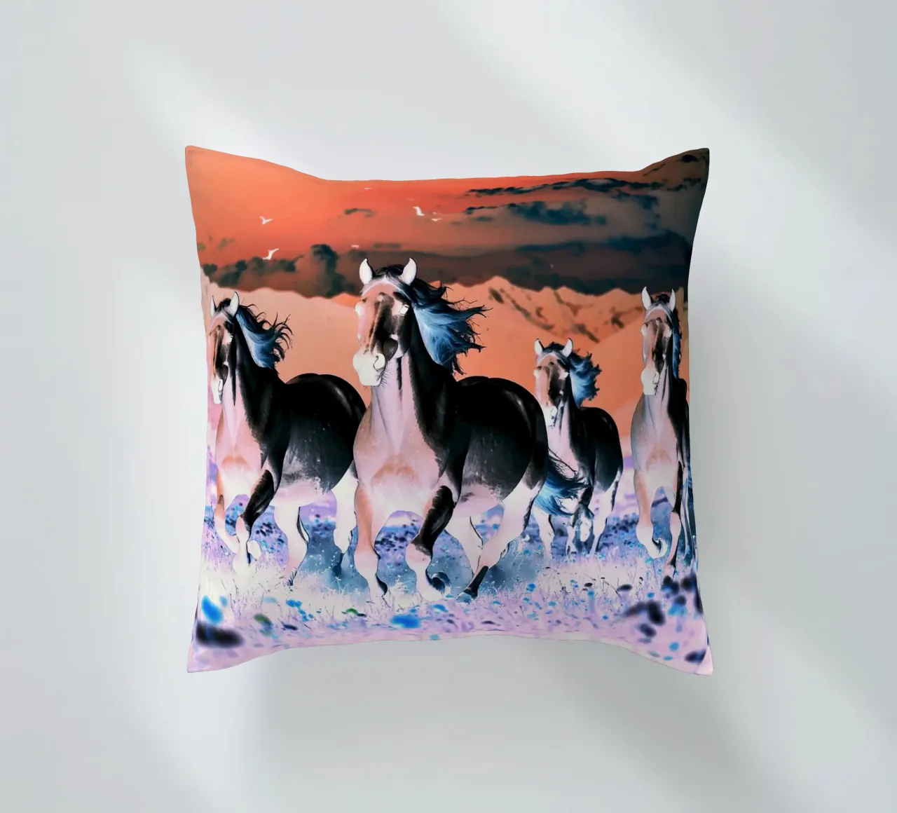 Quatre chevaux qui galopent. Nocturne rose. cuscino da Thierry vobmann photography