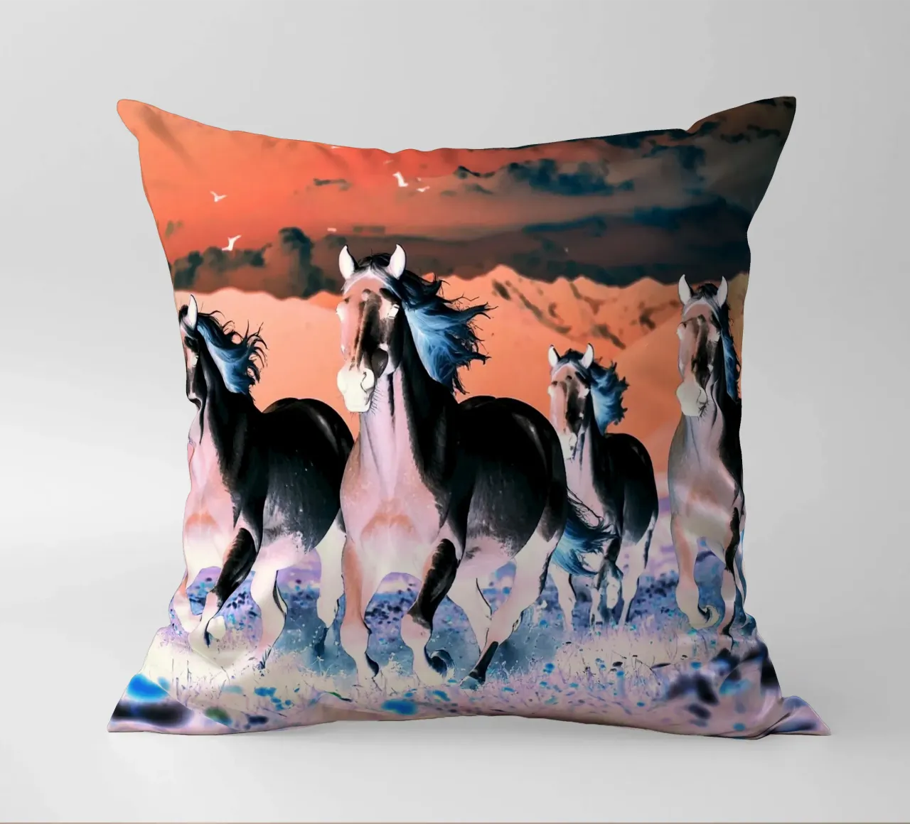 Quatre chevaux qui galopent. Nocturne rose. cuscino da Thierry vobmann photography