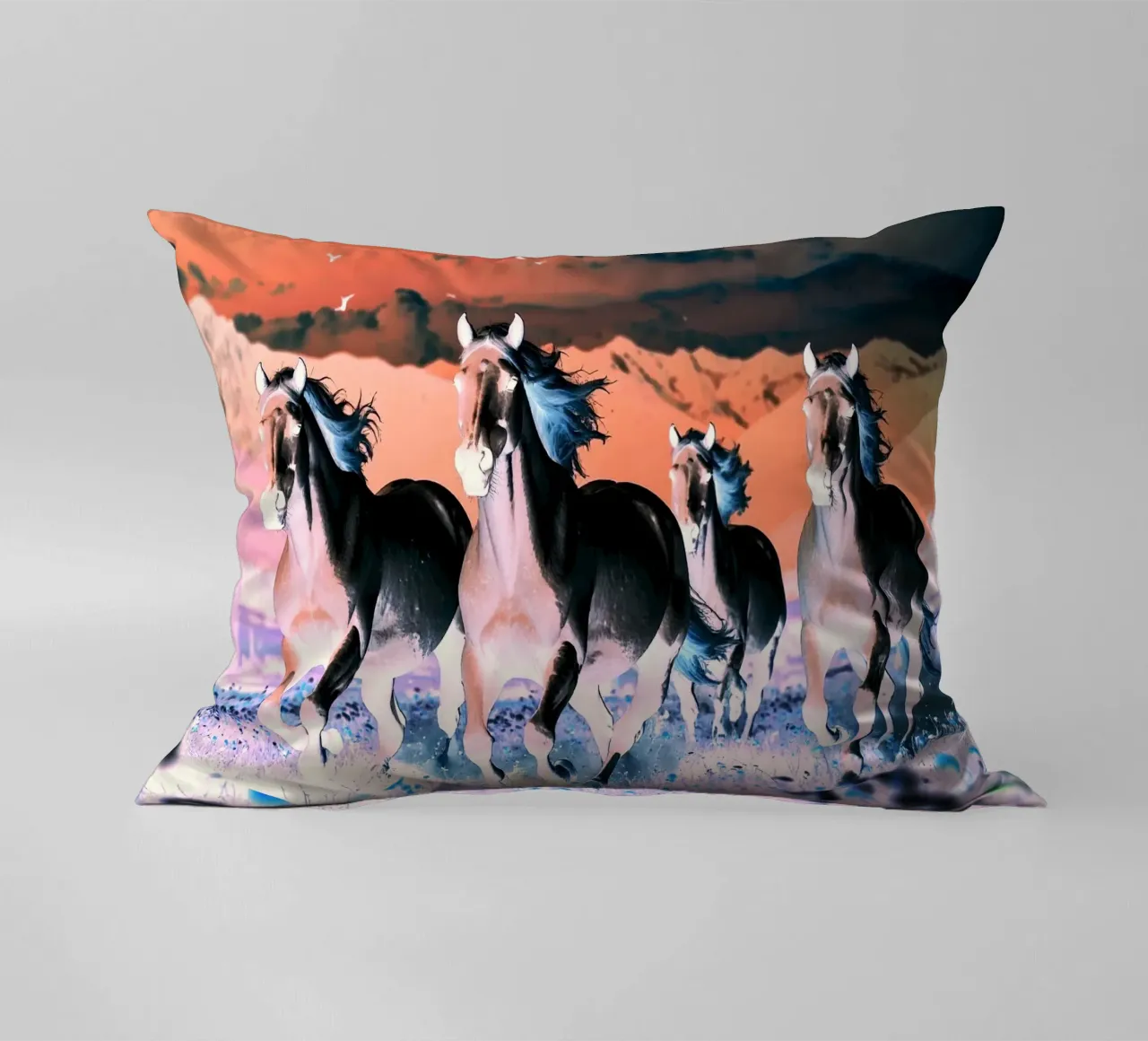 Quatre chevaux qui galopent. Nocturne rose. cuscino da Thierry vobmann photography