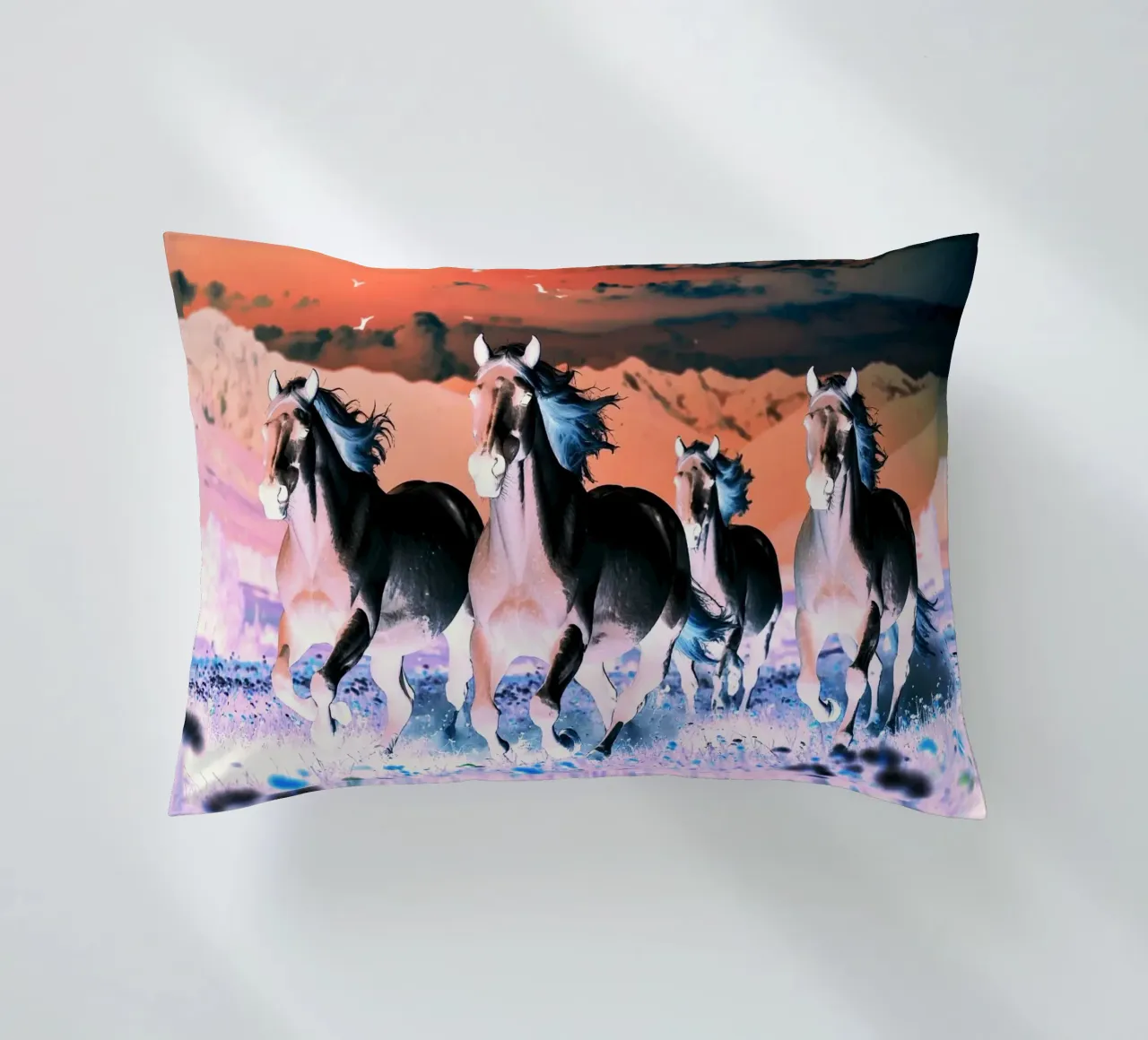 Quatre chevaux qui galopent. Nocturne rose. cuscino da Thierry vobmann photography