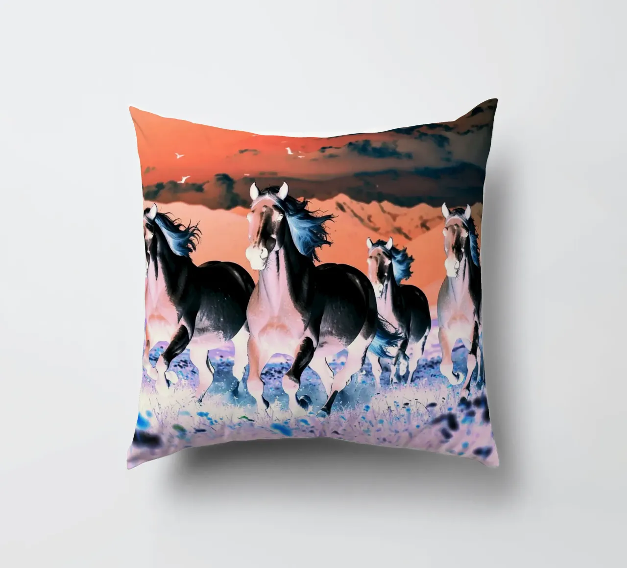Quatre chevaux qui galopent. Nocturne rose. cuscino da Thierry vobmann photography