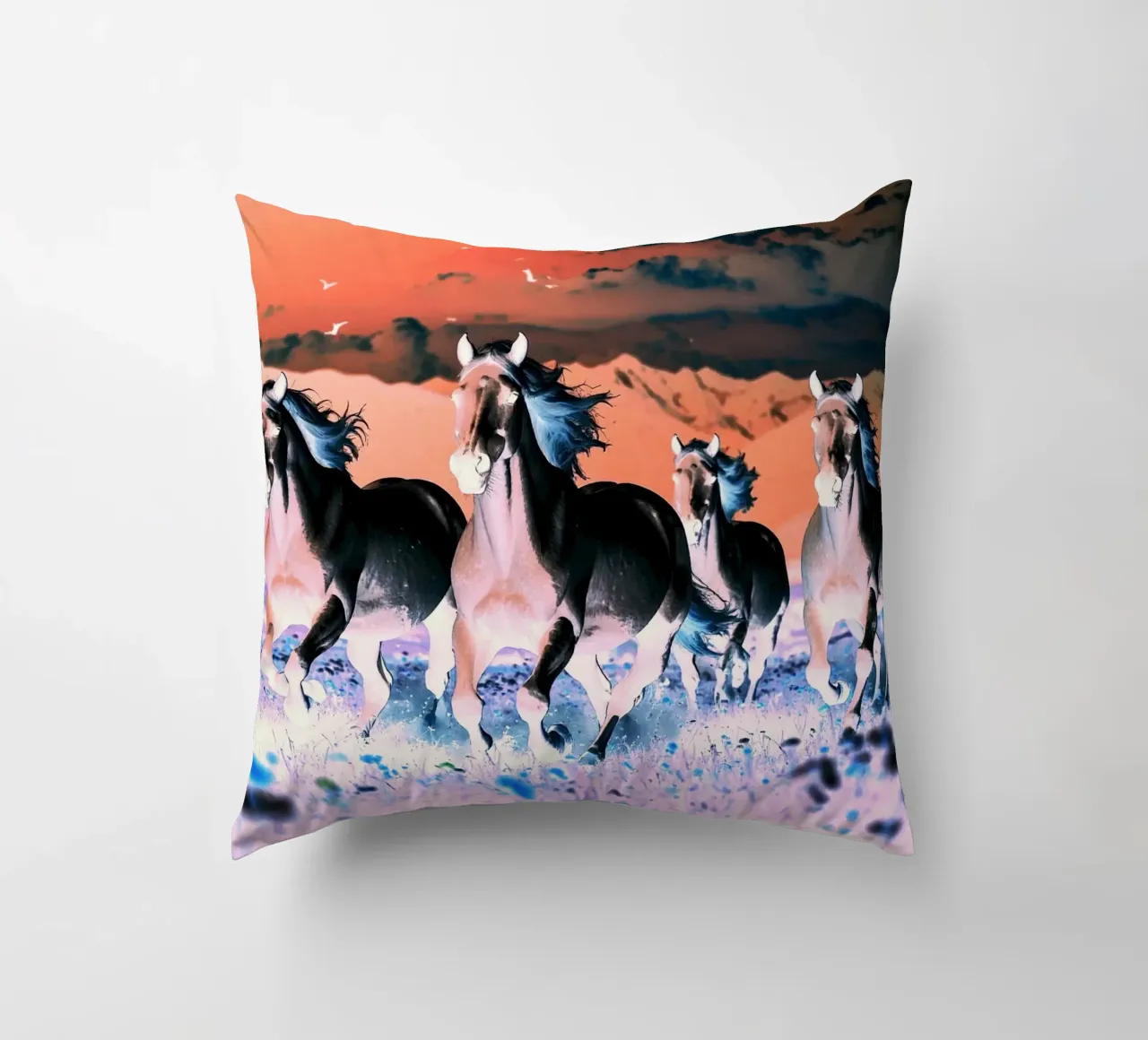Quatre chevaux qui galopent. Nocturne rose. cuscino da Thierry vobmann photography