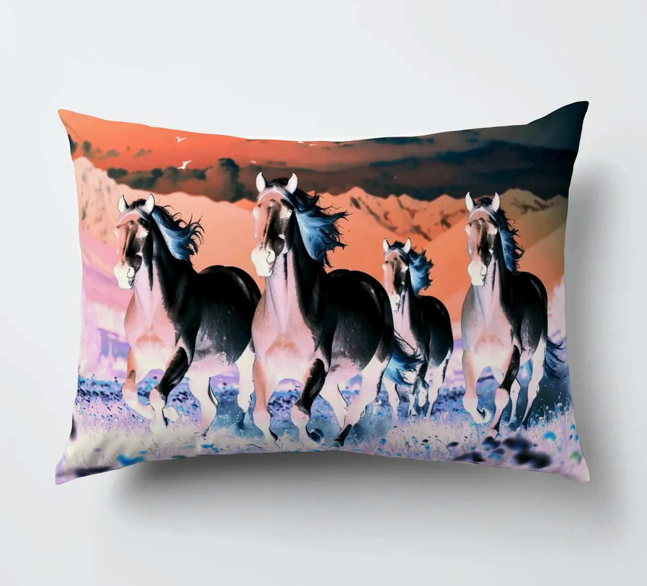 Quatre chevaux qui galopent. Nocturne rose. cuscino da Thierry vobmann photography