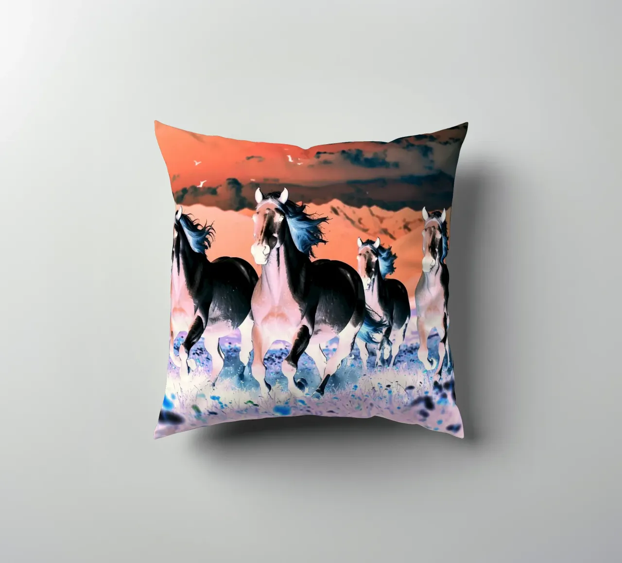 Quatre chevaux qui galopent. Nocturne rose. cuscino da Thierry vobmann photography