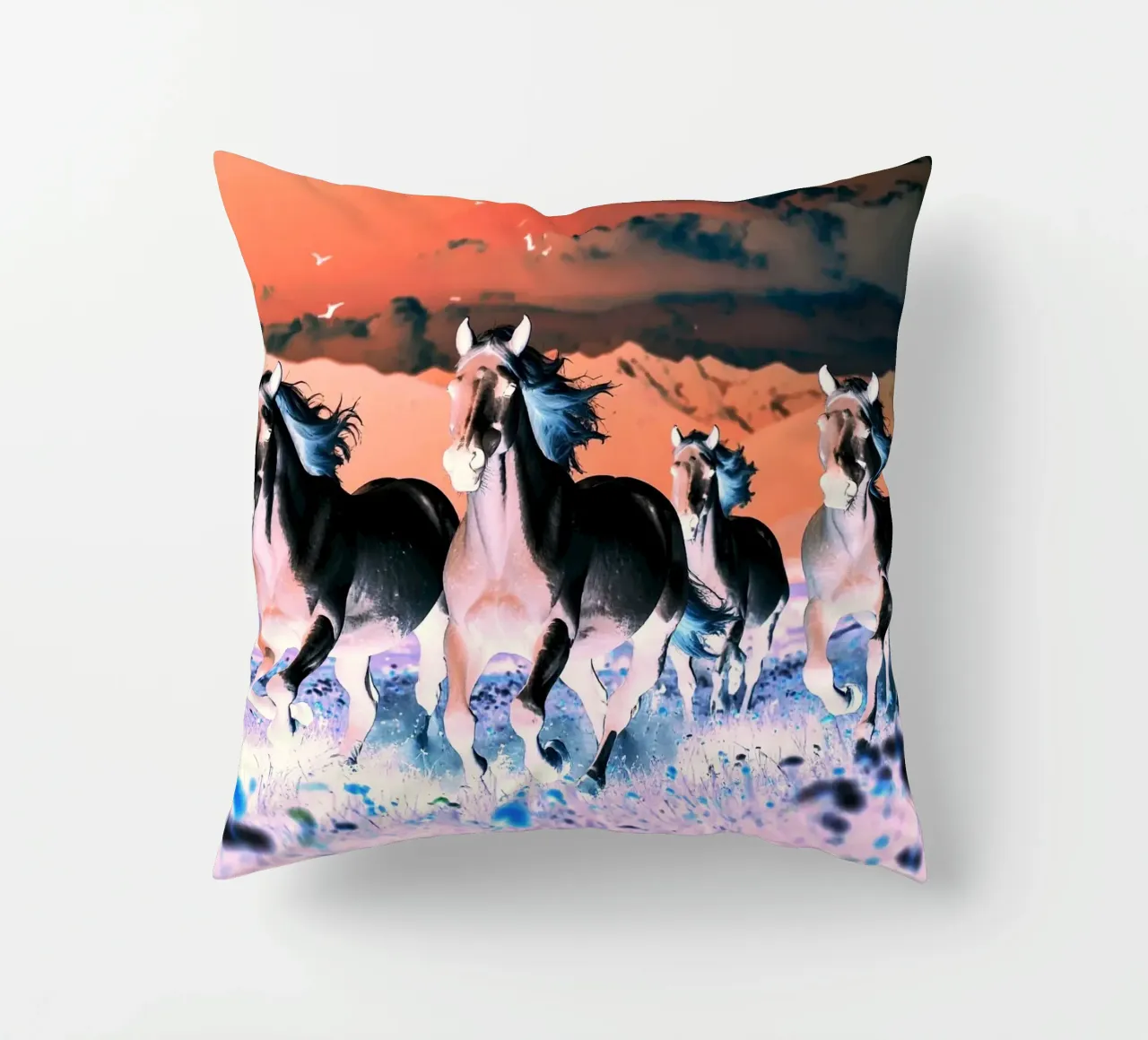 Quatre chevaux qui galopent. Nocturne rose. cuscino da Thierry vobmann photography