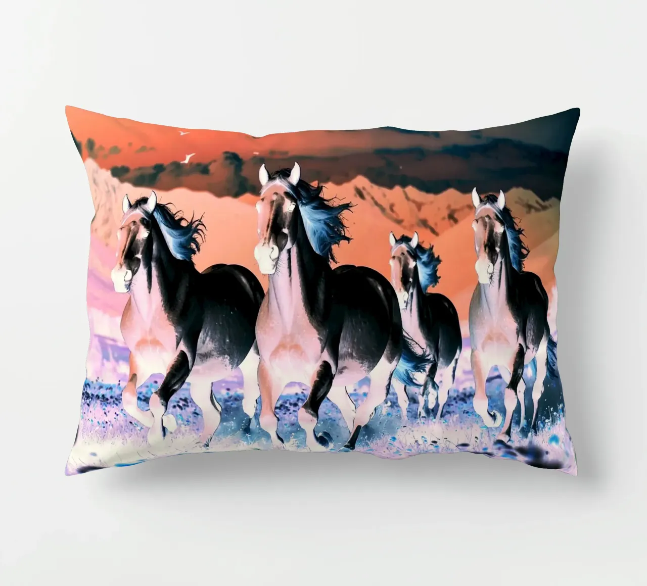 Quatre chevaux qui galopent. Nocturne rose. cuscino da Thierry vobmann photography