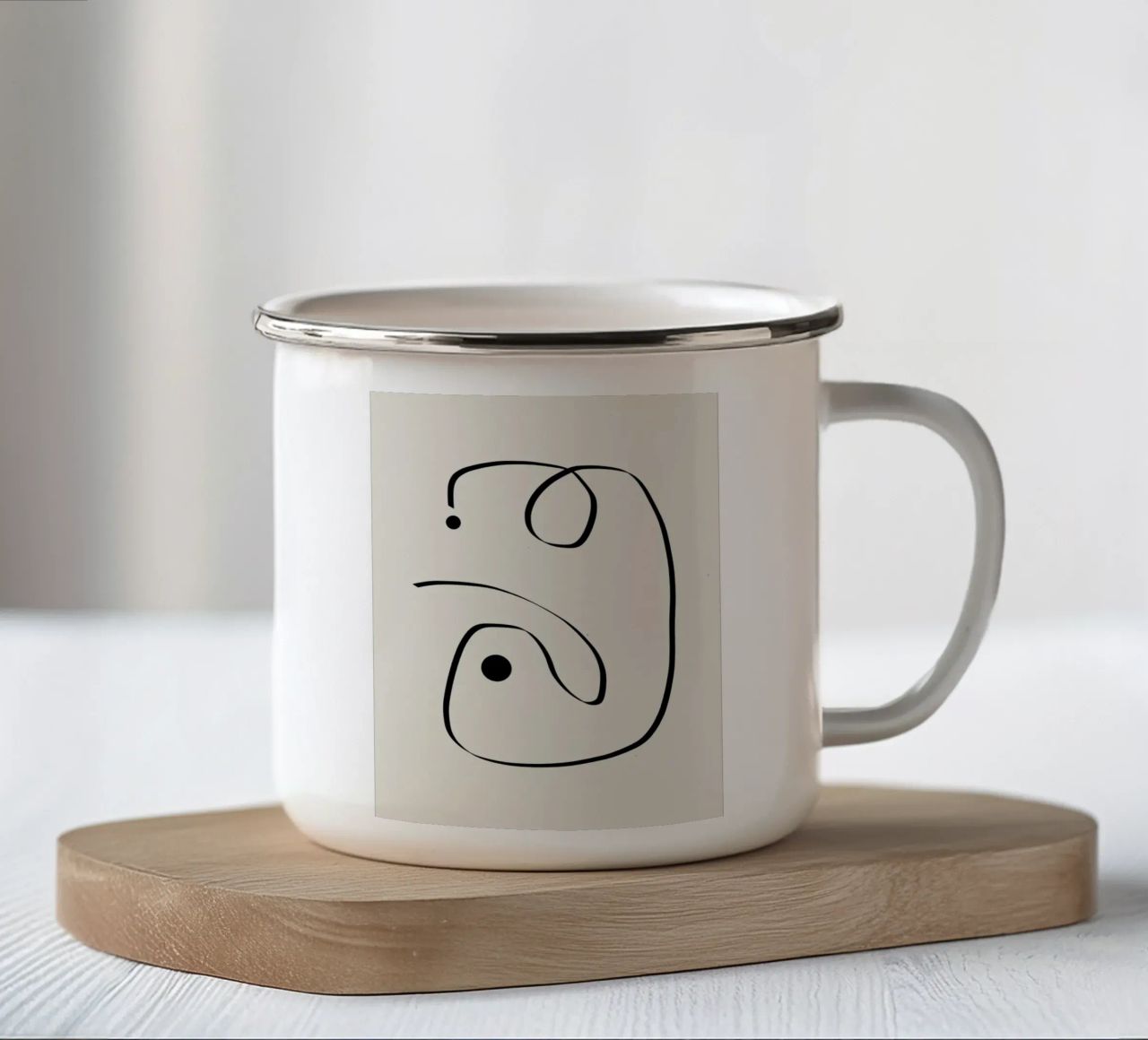Figure with lines in beige I tazza in smalto da Imaginative