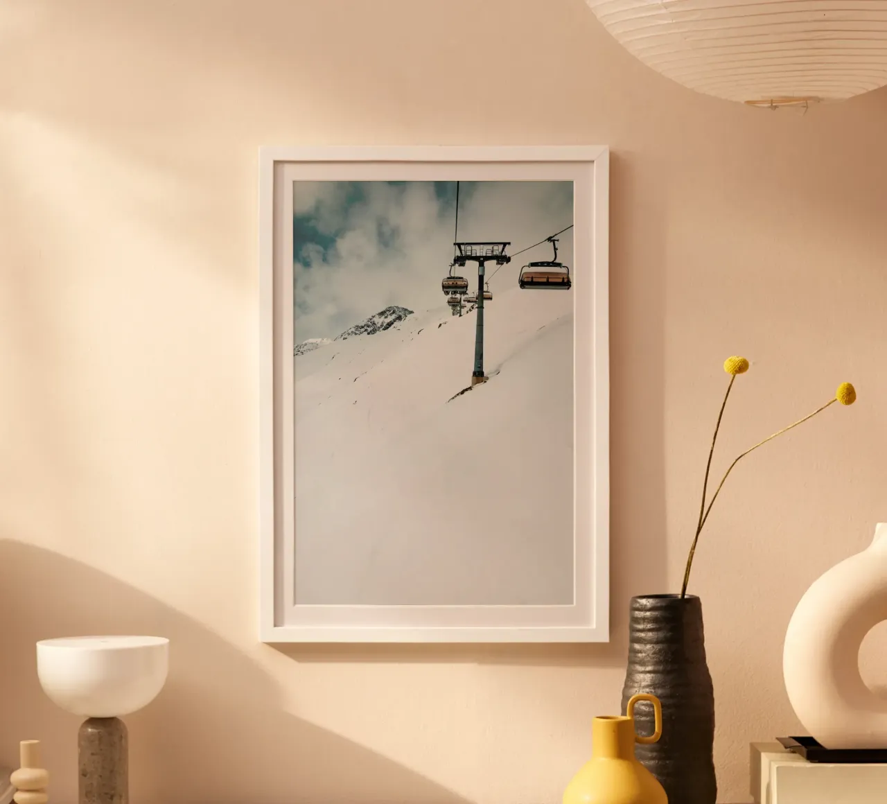 Riding The Lift In Winter poster con telaio in legno da Sebastian Hilgetag