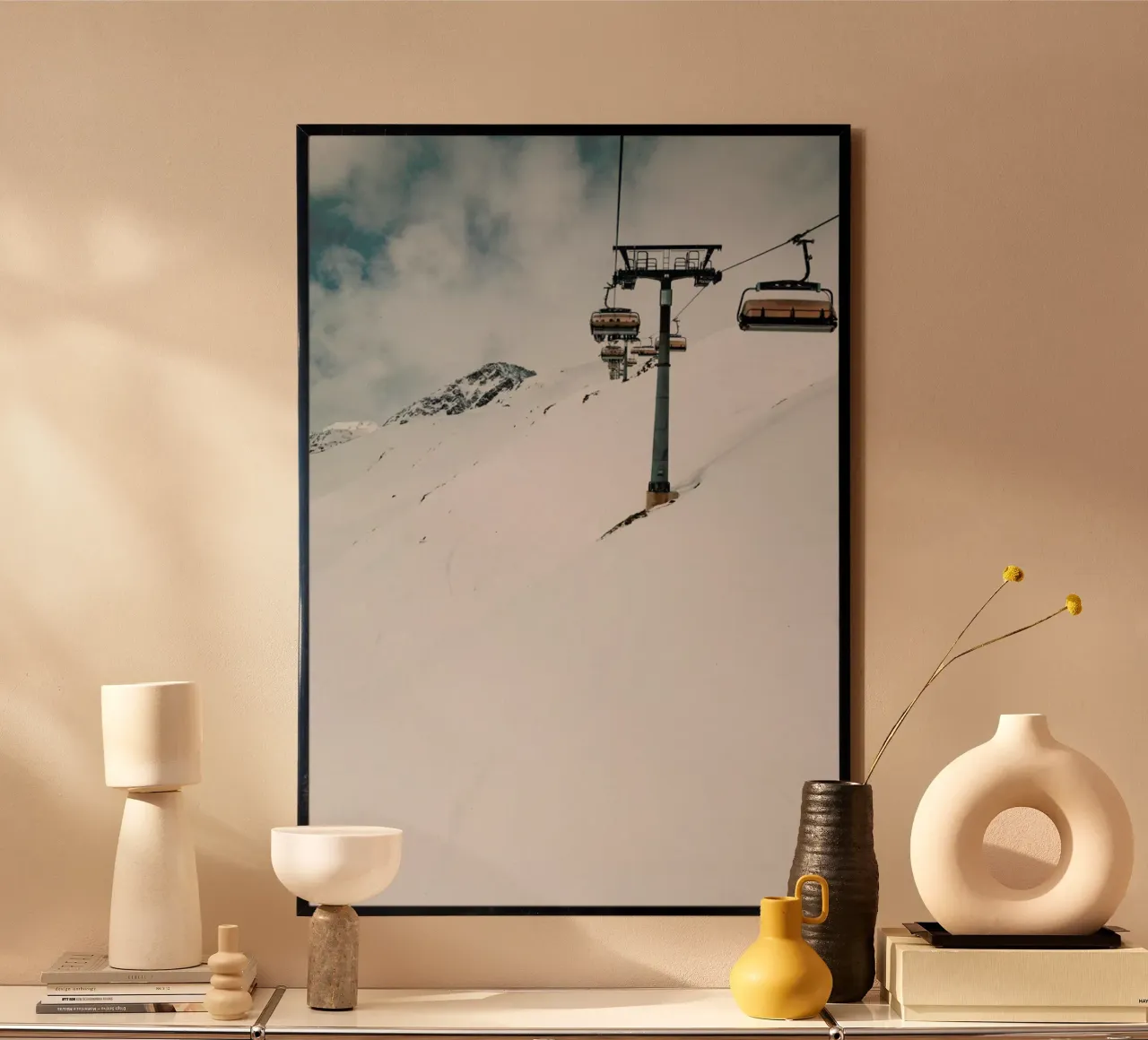 Riding The Lift In Winter poster con telaio in legno da Sebastian Hilgetag