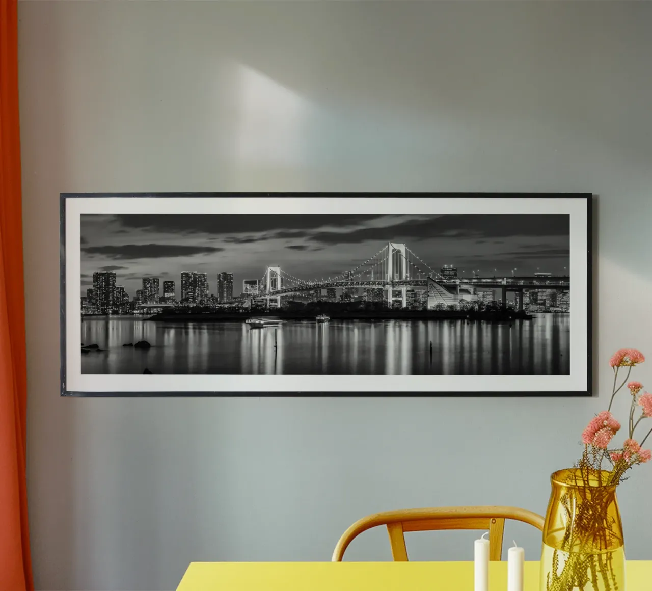 Ponte Arcobaleno e skyline di Tokyo al tramonto monocromatico poster con telaio in alluminio da Melanie Viola