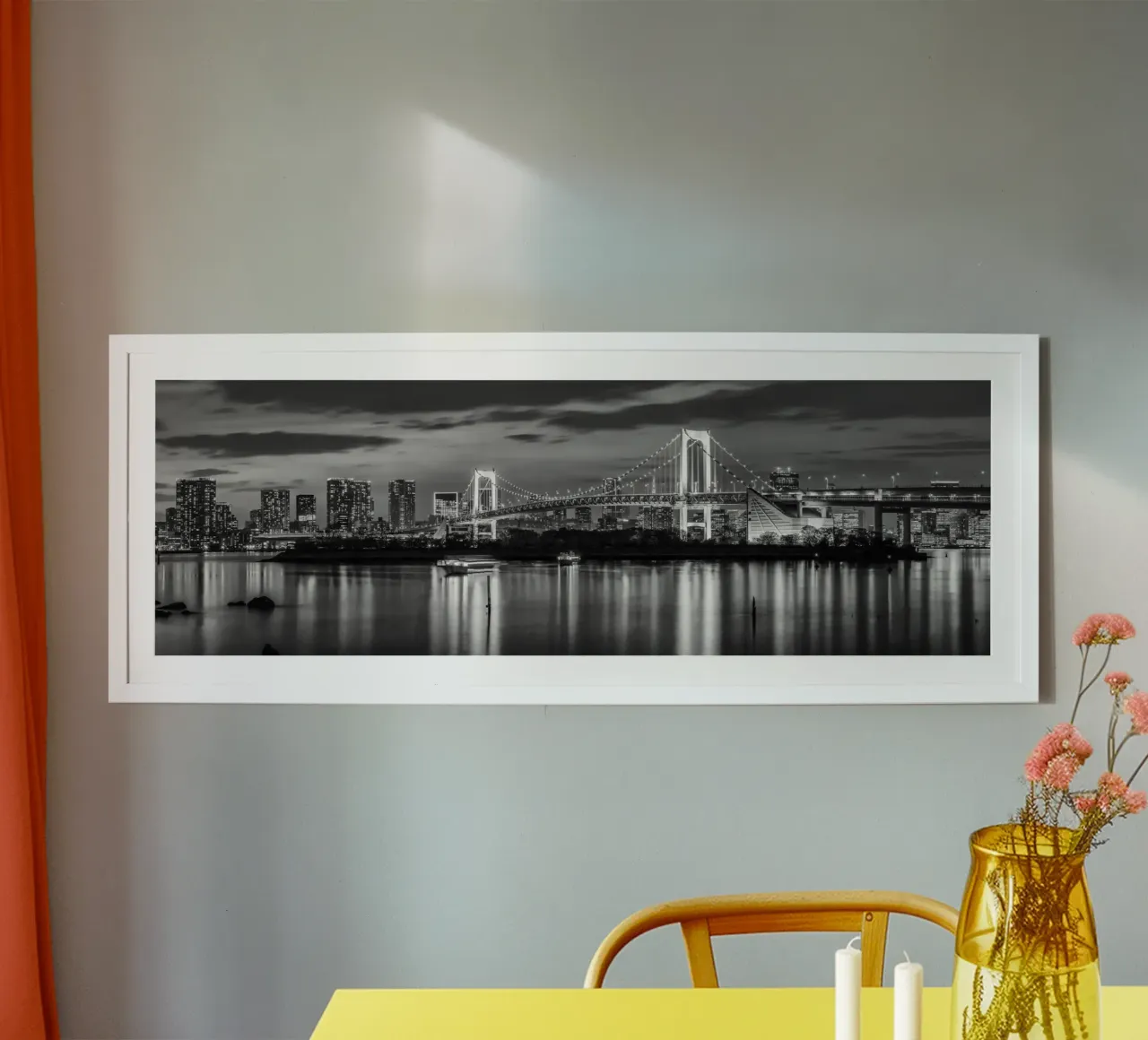 Ponte Arcobaleno e skyline di Tokyo al tramonto monocromatico poster con telaio in alluminio da Melanie Viola