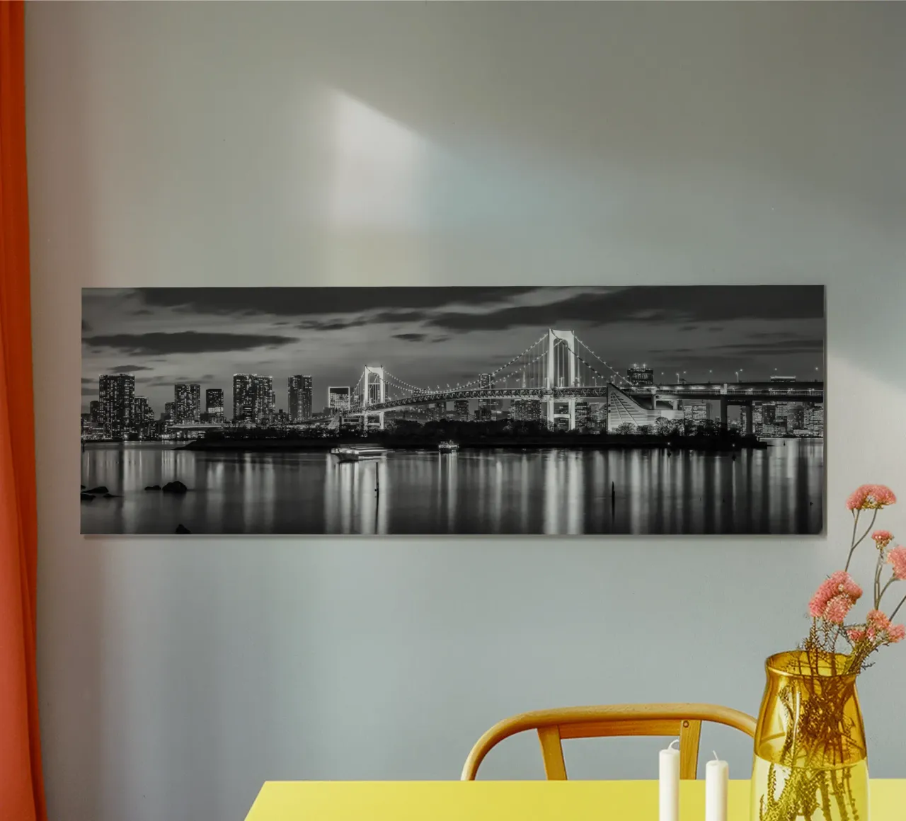Ponte Arcobaleno e skyline di Tokyo al tramonto monocromatico poster con telaio in alluminio da Melanie Viola