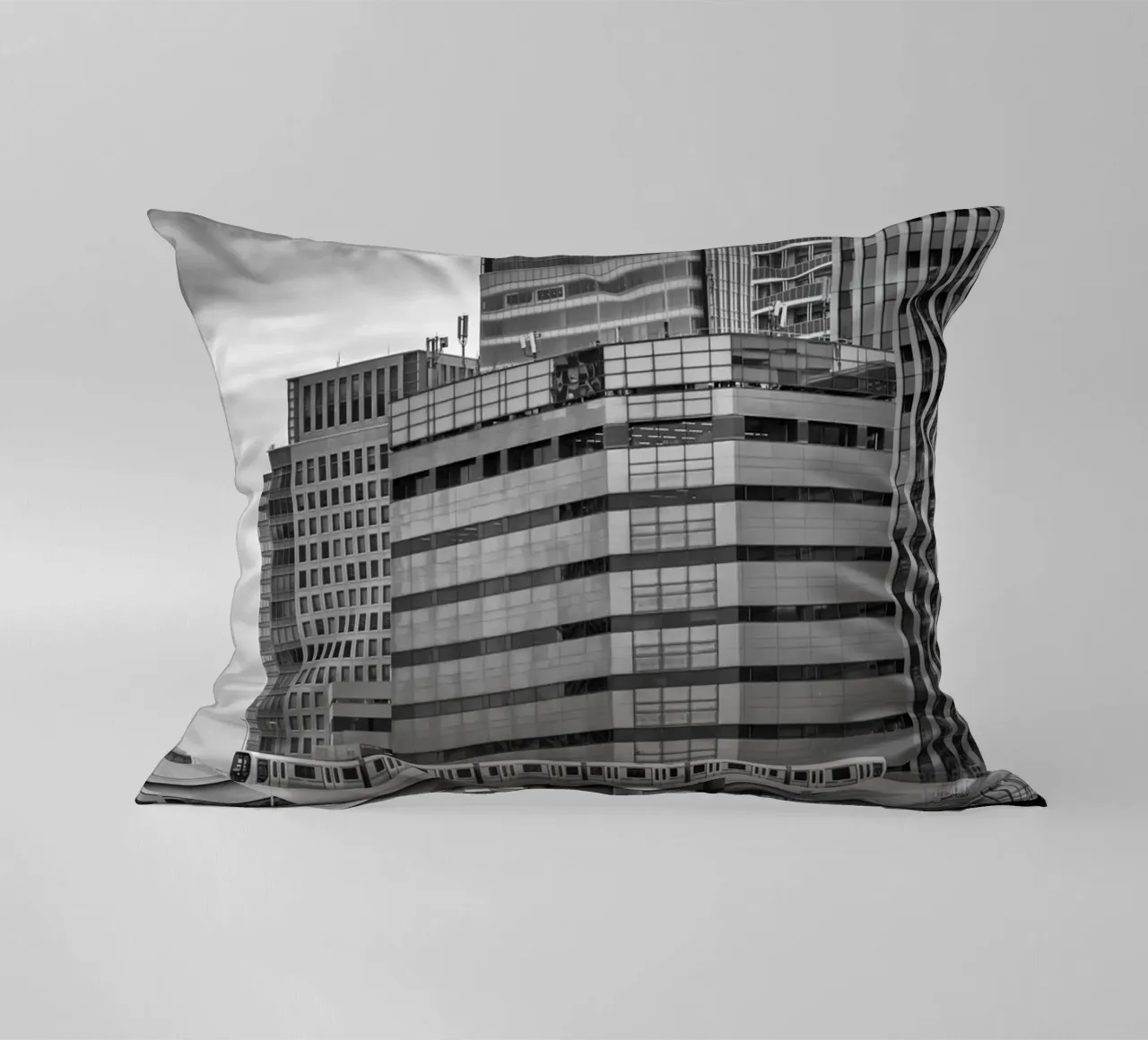 Molo di Hinode con ferrovia e grattacieli di Minato | monocromatico cuscino da Melanie Viola