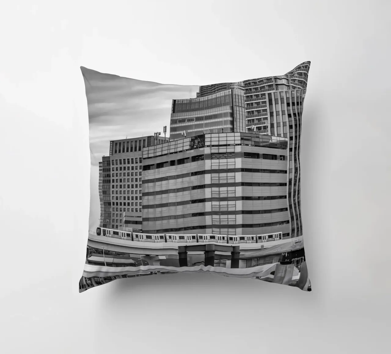 Molo di Hinode con ferrovia e grattacieli di Minato | monocromatico cuscino da Melanie Viola