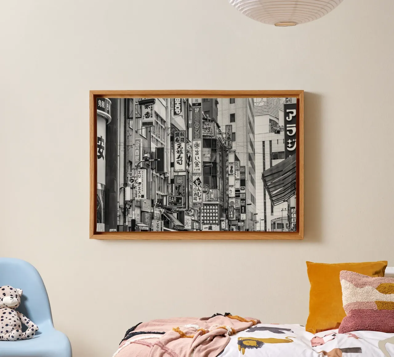 Il quartiere di Shinjuku in dettaglio | monocromia tela con Cornice a cassetta da Melanie Viola