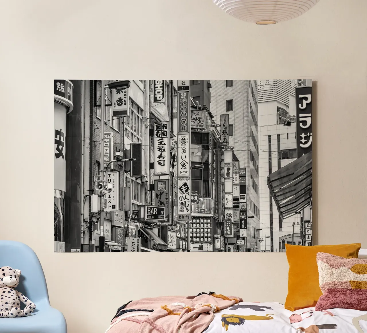 Il quartiere di Shinjuku in dettaglio | monocromia tela con Cornice a cassetta da Melanie Viola