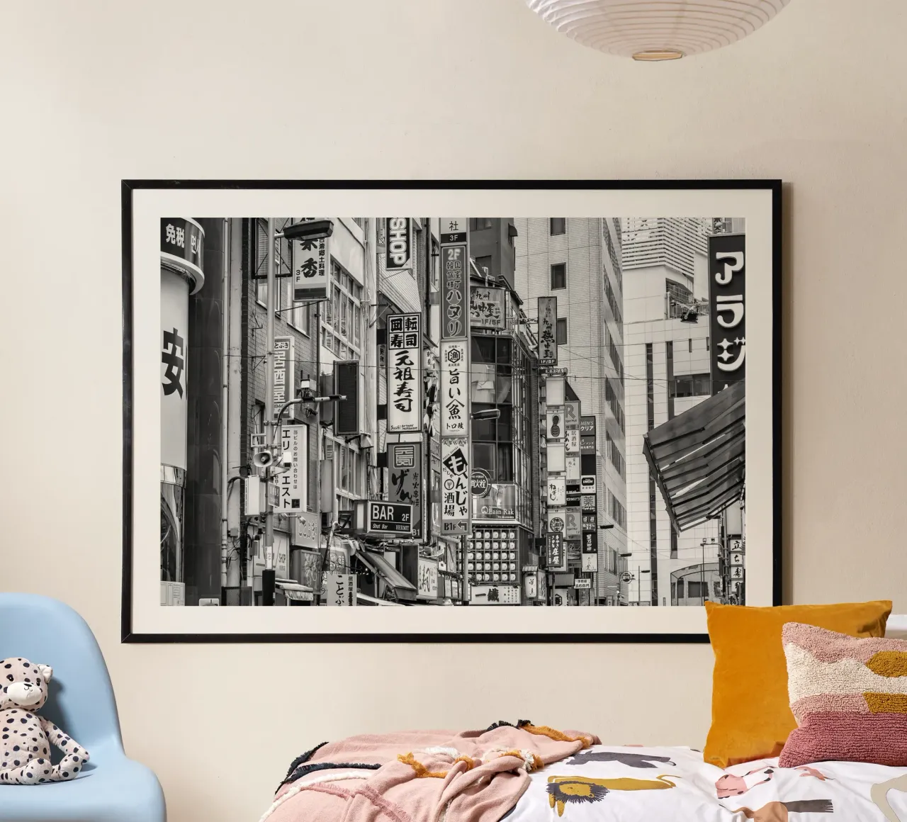 Il quartiere di Shinjuku in dettaglio | monocromia poster con telaio in plastica da Melanie Viola