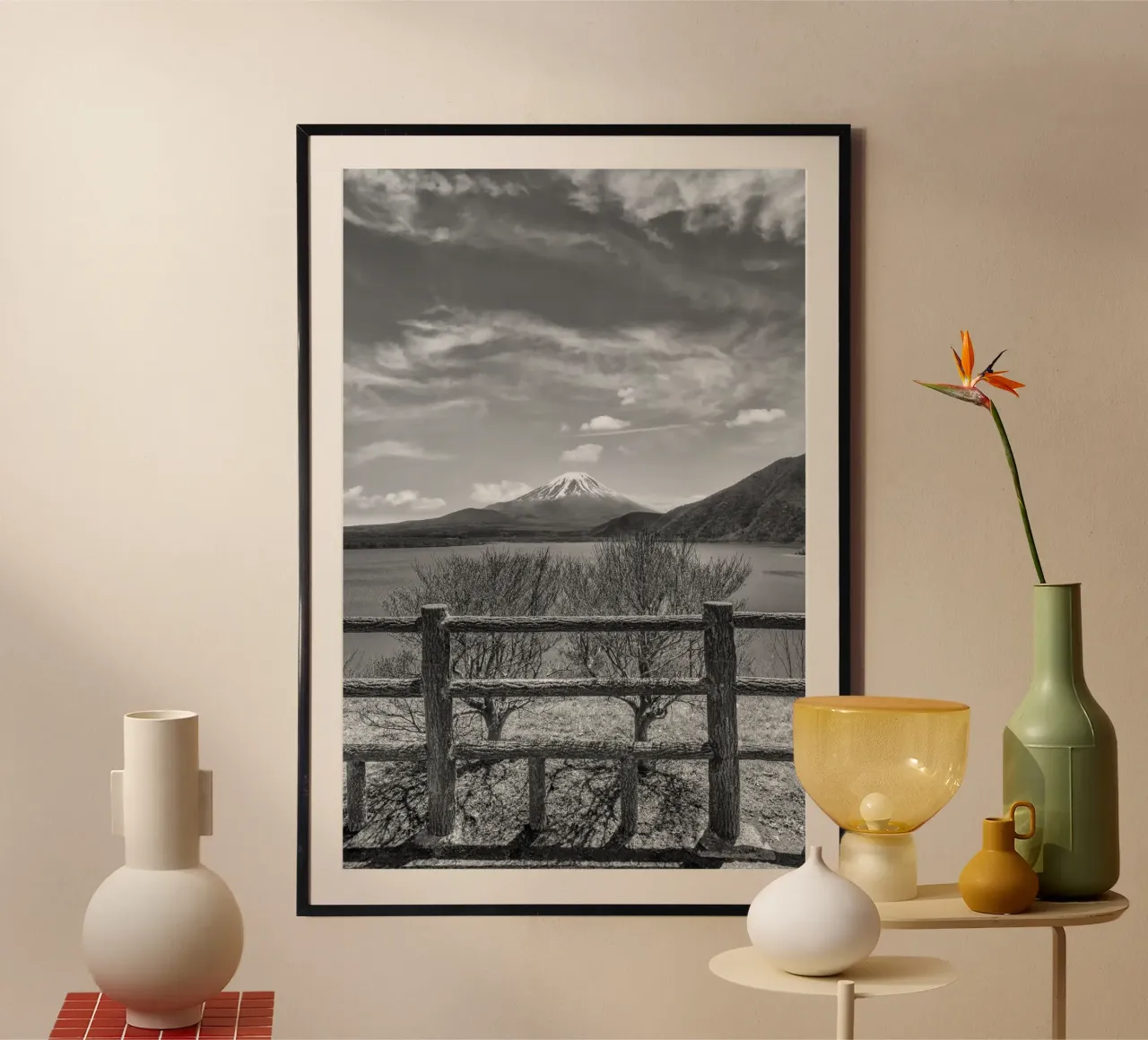 Lago di Motosu con Fuji | monocromatico poster con telaio in legno da Melanie Viola