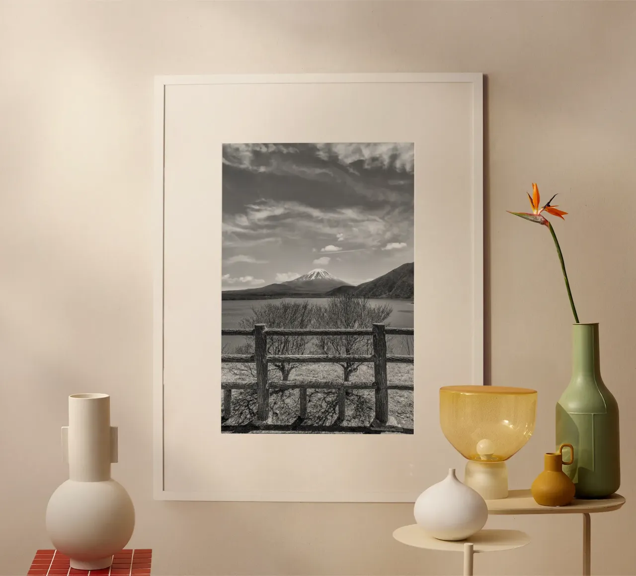 Lago di Motosu con Fuji | monocromatico poster con telaio in legno da Melanie Viola