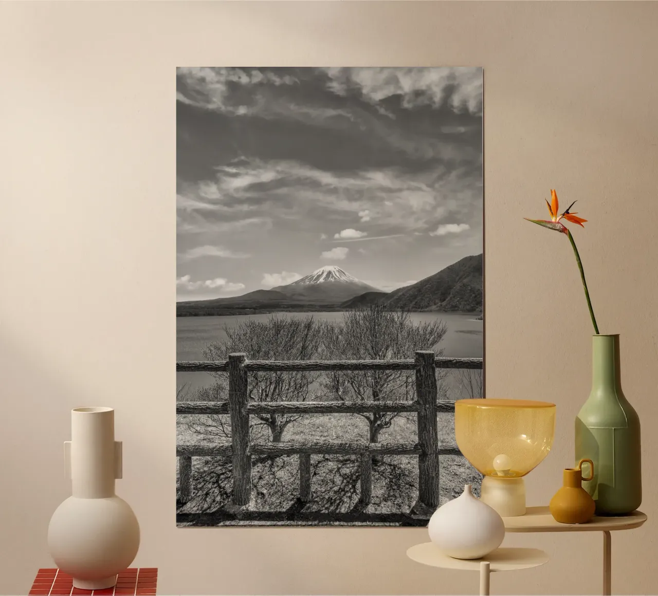 Lago di Motosu con Fuji | monocromatico poster con telaio in legno da Melanie Viola