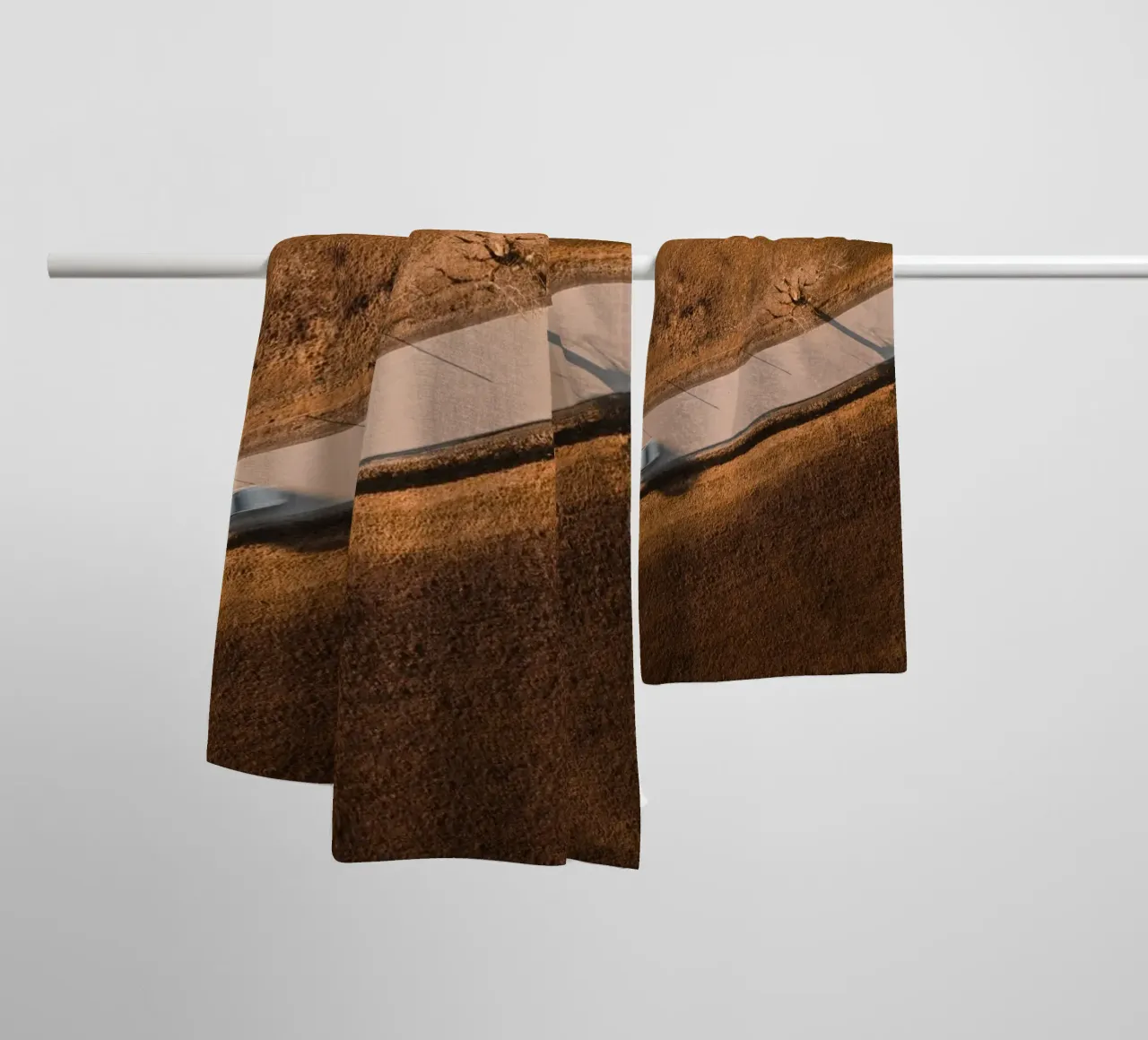 strada rurale asciugamano da bagno da Earthly Visions