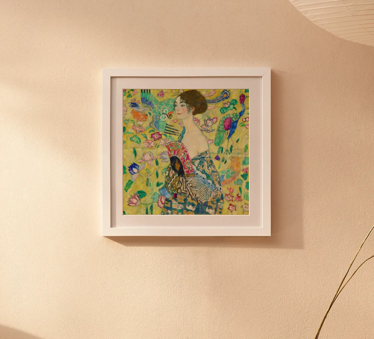 Signora con ventaglio di Gustav Klimt poster con telaio in legno da Venus Art
