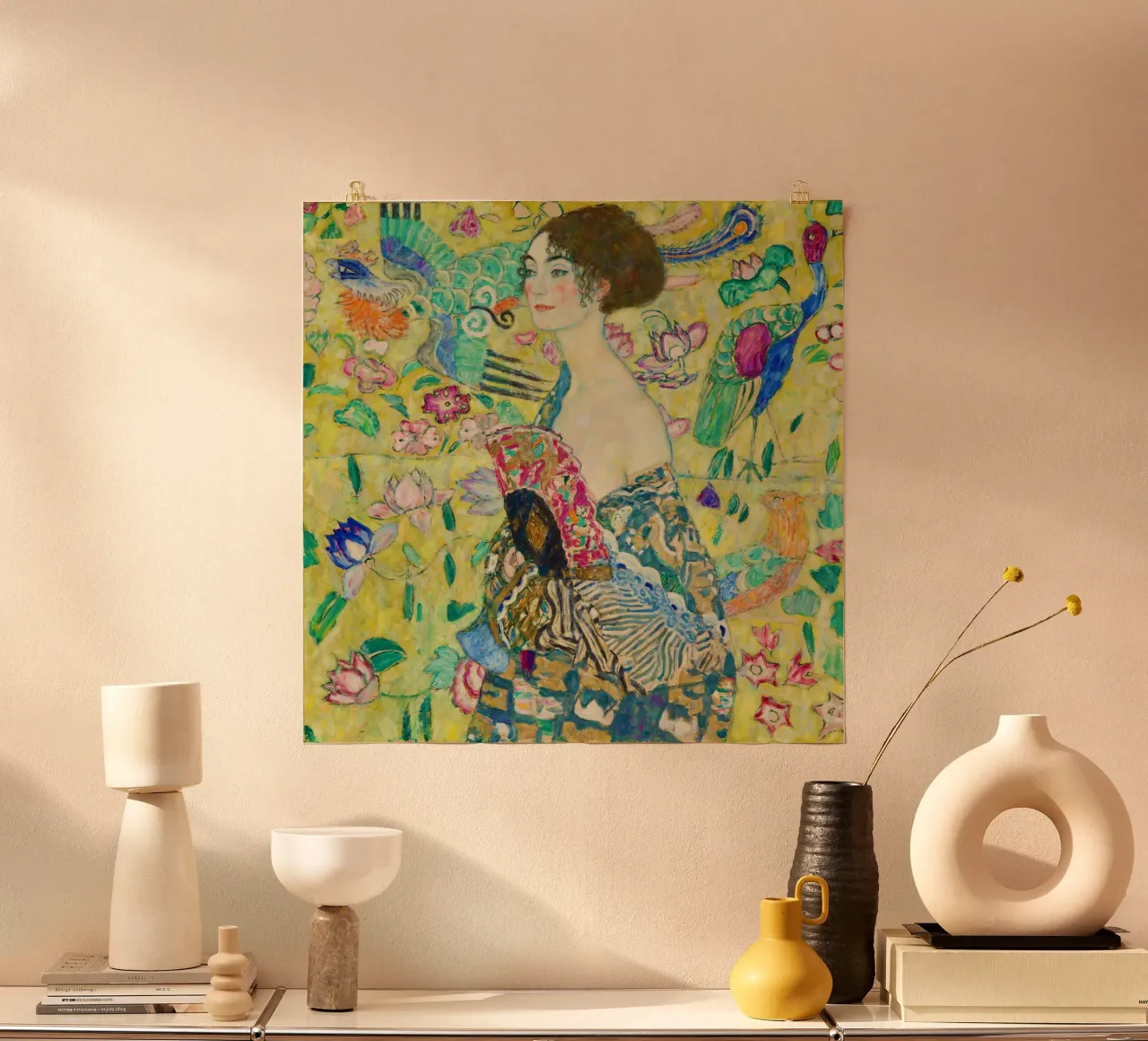Signora con ventaglio di Gustav Klimt poster con telaio in legno da Venus Art