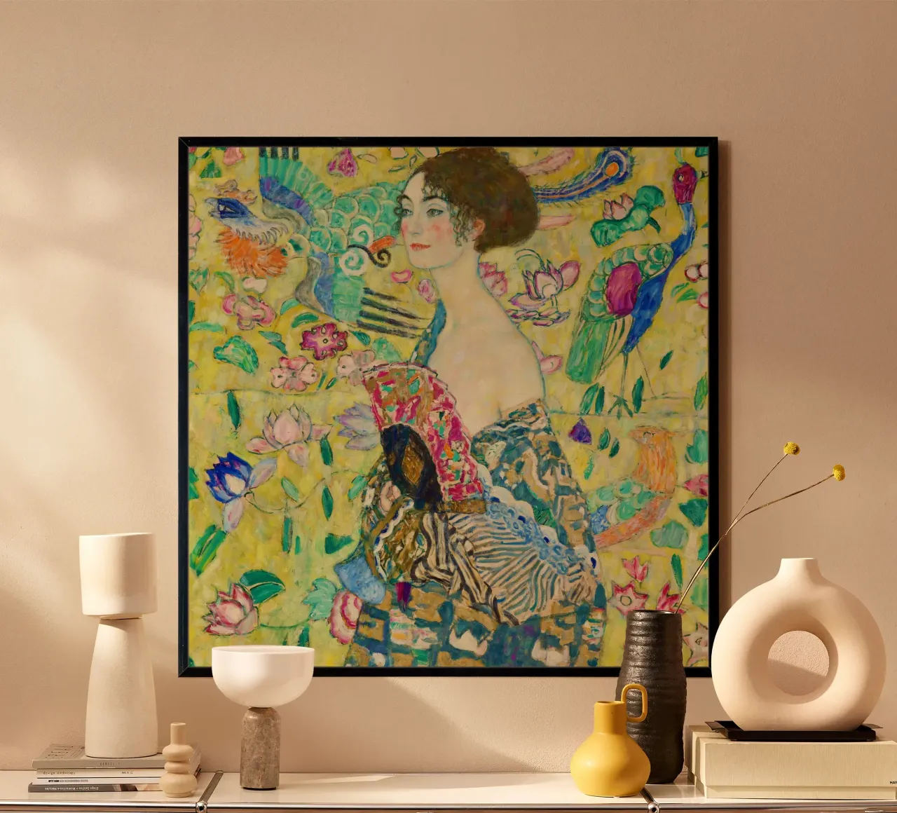 Signora con ventaglio di Gustav Klimt poster con telaio in legno da Venus Art