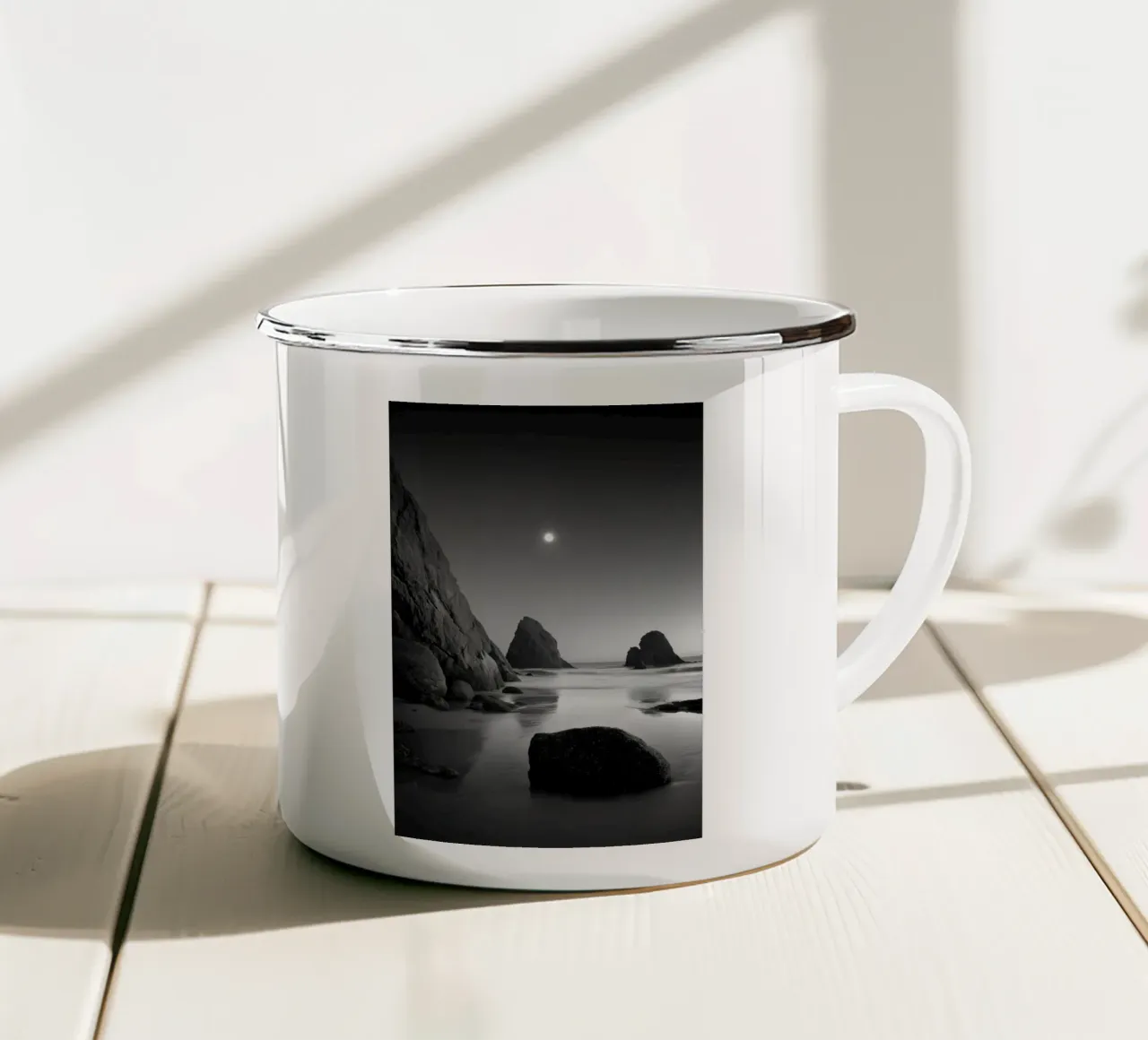 Chiaro di luna su un paesaggio marino roccioso tazza in smalto da Indigo Tides Art