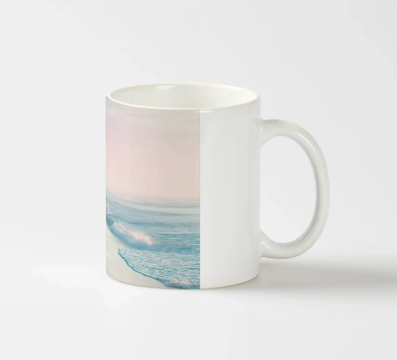 Scogliere costiere e spiaggia al tramonto in colori pastello tazza in ceramica da Indigo Tides Art